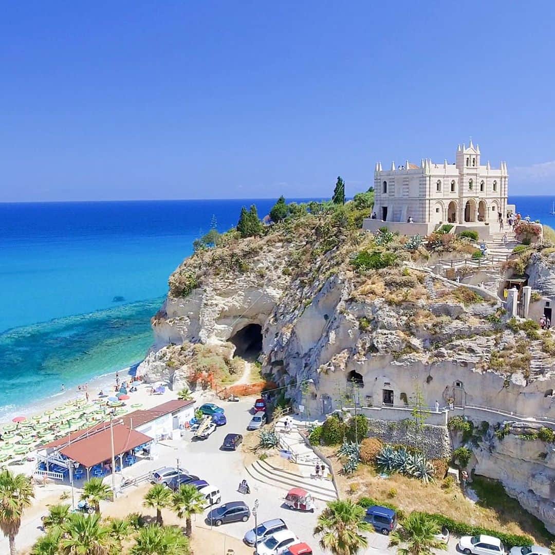 Lonely Planetのインスタグラム：「Italy's list of "most beautiful towns" has four new additions.  Beyond Italy’s famous art cities like Rome, Florence and Naples there’s a rich tapestry of smaller towns and villages to discover and enjoy at a slower and more traditional pace.  Small towns with a population of up to 15,000 people can request to join the list if they’re prepared to follow a long and scrupulous process that checks the artistic, historical and cultural heritage of the place as well as its local traditions, attention to sustainability and tourist infrastructure.   Tap the link in our bio to discover all four new additions.」