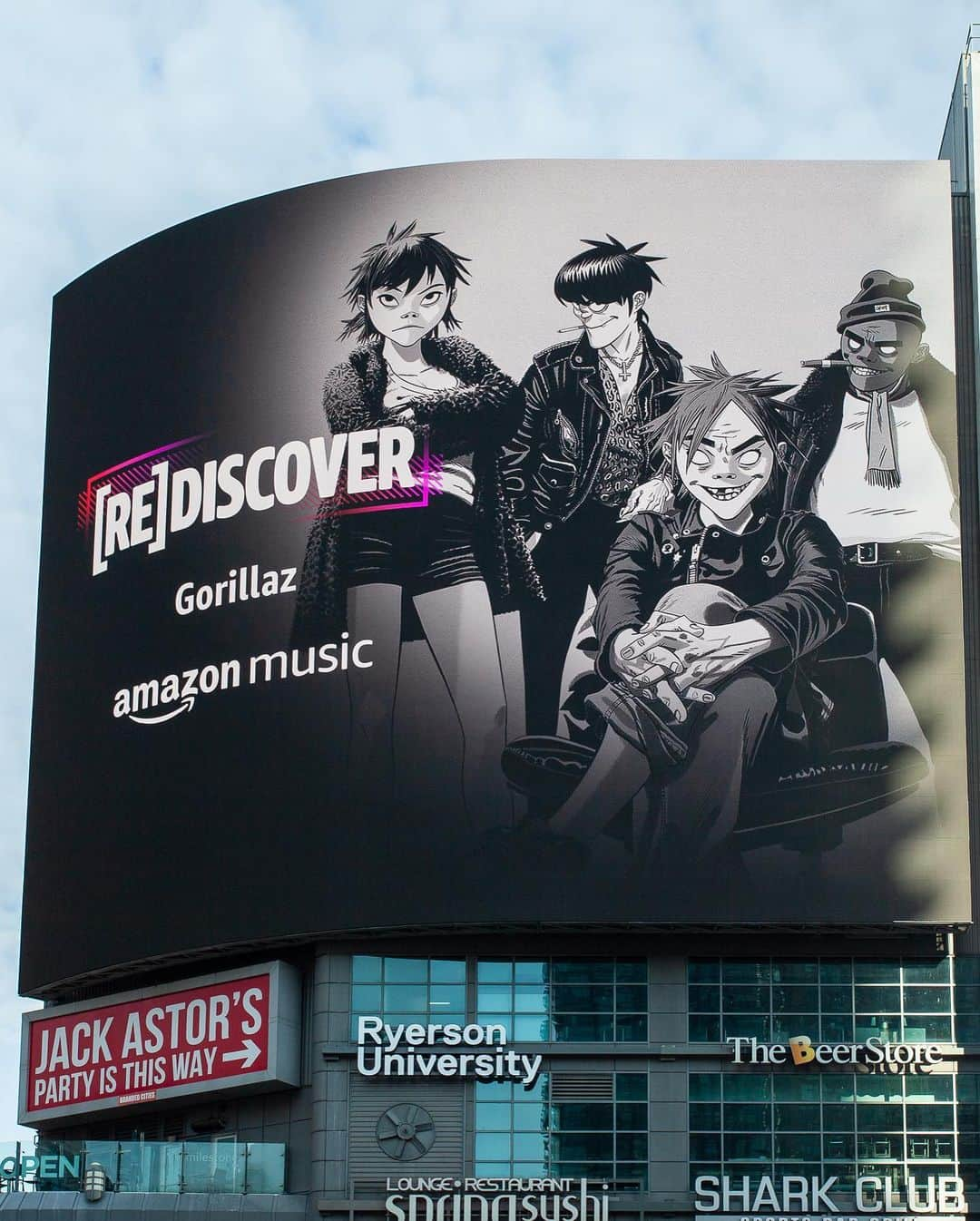 Gorillazさんのインスタグラム写真 - (GorillazInstagram)「Gorillaz are taking over cities all over the world right now now 🌍 NY, London, LA, Toronto, Hamburg…  Re-live your favourite Gorillaz songs in the [RE]DISCOVER playlist 👉 Listen here gorill.az/rediscover Big up @amazonmusic @amazonmusicde @amazonmusicuk」11月10日 5時19分 - gorillaz