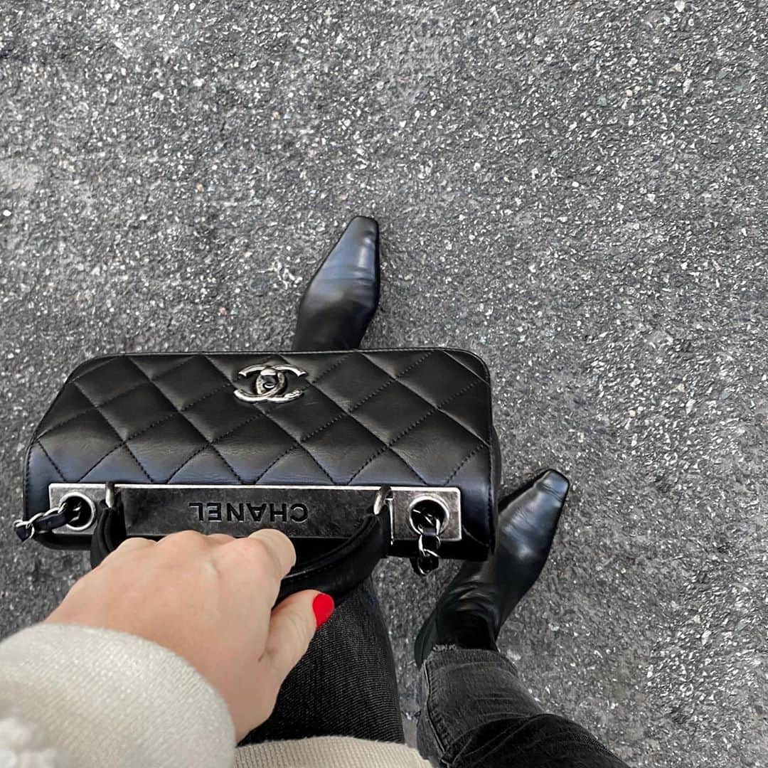 Helena Glazer Hodneさんのインスタグラム写真 - (Helena Glazer HodneInstagram)「@fashionphile #Chanel Bag Giveaway!  I've been a handbag person for most of my adult life and I'd say that 75% of those purchases have been preloved handbags. @fashionphile is one of the best and most reputable sites out there and I'm teaming up with them to give away this Chanel Trendy CC!!!!! My Chanel Trendy is one of my most worn handbags so the fact that this is the bag we chose is major.    To enter: 💕Follow @fashionphile & @brooklynblonde1  👯‍♀️Tag two friends  💌 Like our last three posts  Giveaway ends at 11:59 am PT on 11/15 and one winner will be selected at random and announced here on Sunday 11/15 around noon, PT. Good luck! Open to US residents 18 years or older. Per Instagram rules, this promotion is in no way sponsored, administered, or associated with Instagram, Inc. By entering, you agree to release Instagram of responsibility, and agree to Instagram’s terms of use.」11月10日 5時29分 - brooklynblonde1