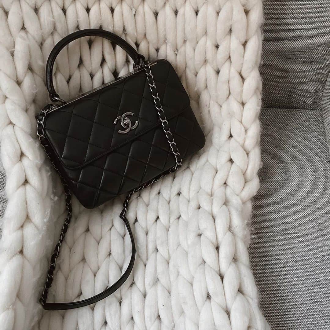 Helena Glazer Hodneさんのインスタグラム写真 - (Helena Glazer HodneInstagram)「@fashionphile #Chanel Bag Giveaway!  I've been a handbag person for most of my adult life and I'd say that 75% of those purchases have been preloved handbags. @fashionphile is one of the best and most reputable sites out there and I'm teaming up with them to give away this Chanel Trendy CC!!!!! My Chanel Trendy is one of my most worn handbags so the fact that this is the bag we chose is major.    To enter: 💕Follow @fashionphile & @brooklynblonde1  👯‍♀️Tag two friends  💌 Like our last three posts  Giveaway ends at 11:59 am PT on 11/15 and one winner will be selected at random and announced here on Sunday 11/15 around noon, PT. Good luck! Open to US residents 18 years or older. Per Instagram rules, this promotion is in no way sponsored, administered, or associated with Instagram, Inc. By entering, you agree to release Instagram of responsibility, and agree to Instagram’s terms of use.」11月10日 5時29分 - brooklynblonde1