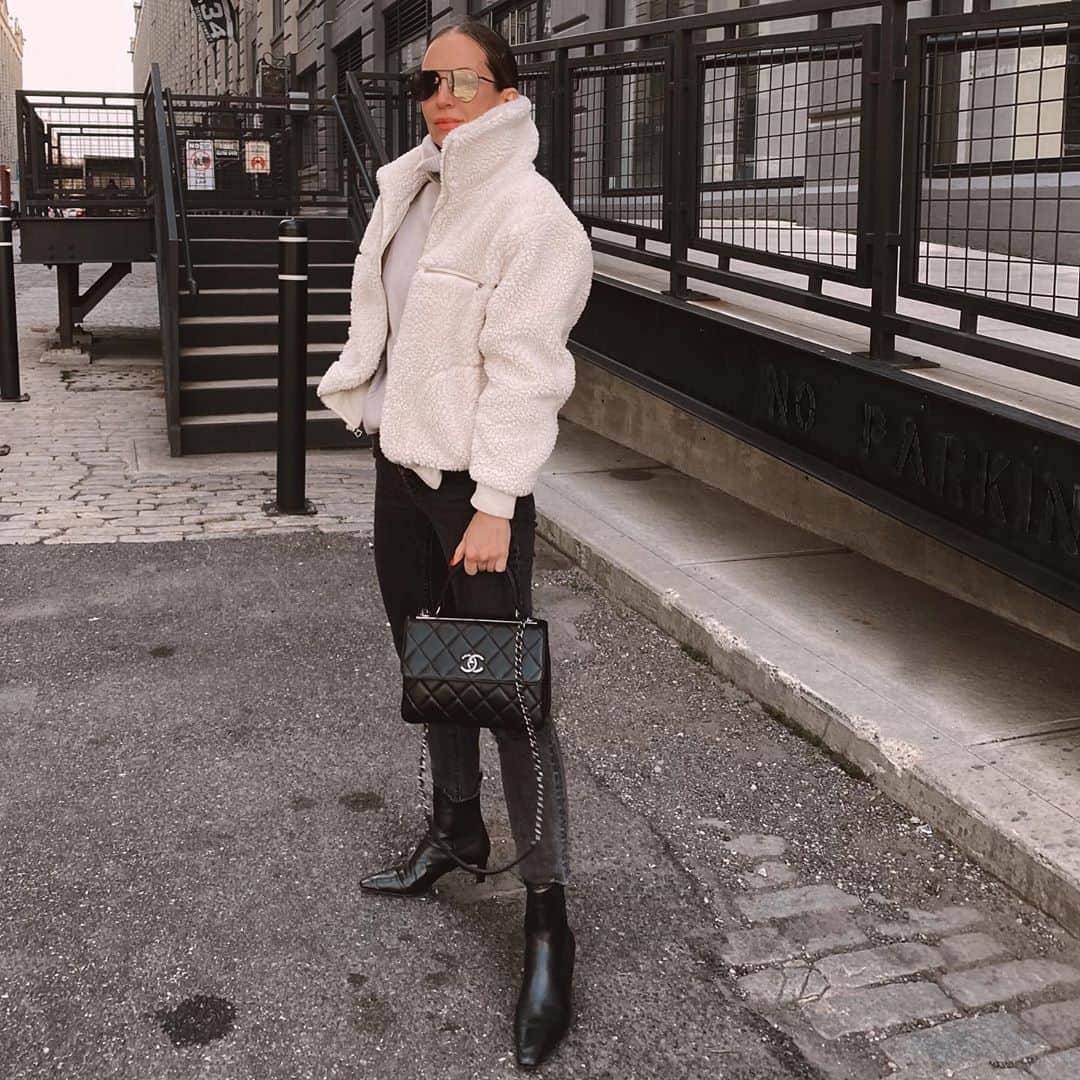 Helena Glazer Hodneのインスタグラム：「@fashionphile #Chanel Bag Giveaway!  I've been a handbag person for most of my adult life and I'd say that 75% of those purchases have been preloved handbags. @fashionphile is one of the best and most reputable sites out there and I'm teaming up with them to give away this Chanel Trendy CC!!!!! My Chanel Trendy is one of my most worn handbags so the fact that this is the bag we chose is major.    To enter: 💕Follow @fashionphile & @brooklynblonde1  👯‍♀️Tag two friends  💌 Like our last three posts  Giveaway ends at 11:59 am PT on 11/15 and one winner will be selected at random and announced here on Sunday 11/15 around noon, PT. Good luck! Open to US residents 18 years or older. Per Instagram rules, this promotion is in no way sponsored, administered, or associated with Instagram, Inc. By entering, you agree to release Instagram of responsibility, and agree to Instagram’s terms of use.」