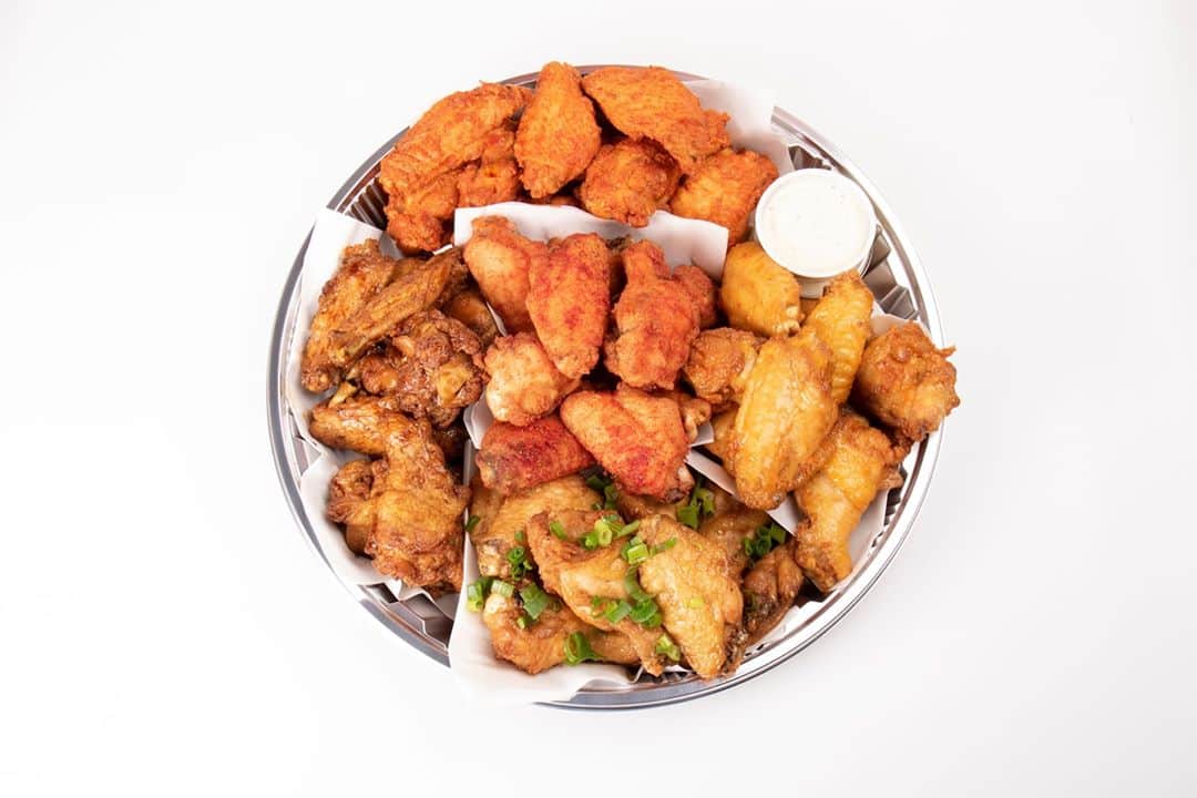 Zippy's Restaurantsのインスタグラム：「WingZ by Zippy’s can make a #MNF game with mediocre teams an ono event. Order WingZ thru @UberEats or @bitesquad today! Free Wasabi Pea Sauce with all orders this week.」