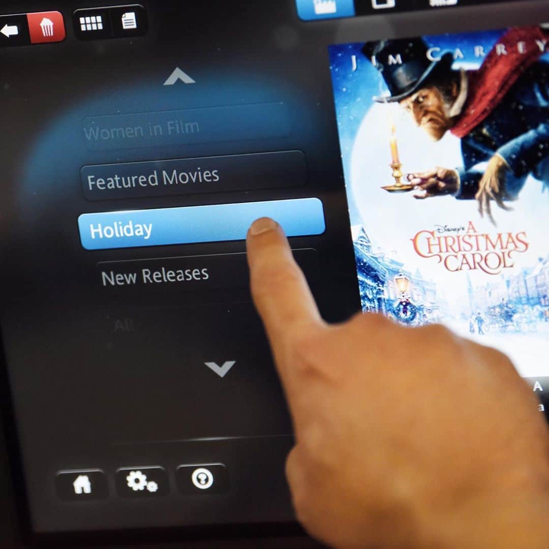 アメリカン航空のインスタグラム：「Now boarding: Your #holiday cinema in the sky. Relax, unwind and get into the holiday spirit in flight with new, featured FREE movies playing now. Link to newsroom in bio.」