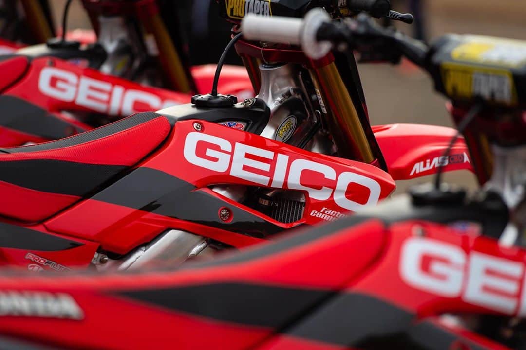 Racer X Onlineさんのインスタグラム写真 - (Racer X OnlineInstagram)「GEICO Honda was one of the most prestigious teams in the sport for over two decades. They ran their last race at the 2020 Fox Raceway National series finale—but they went out like lions. Read the January issue of Racer X magazine now and subscribe or renew to get the 2021 Racer X Calendar 🗓 Celebrating 50 Years of AMA Pro Motocross! Link in bio」11月10日 5時37分 - racerxonline