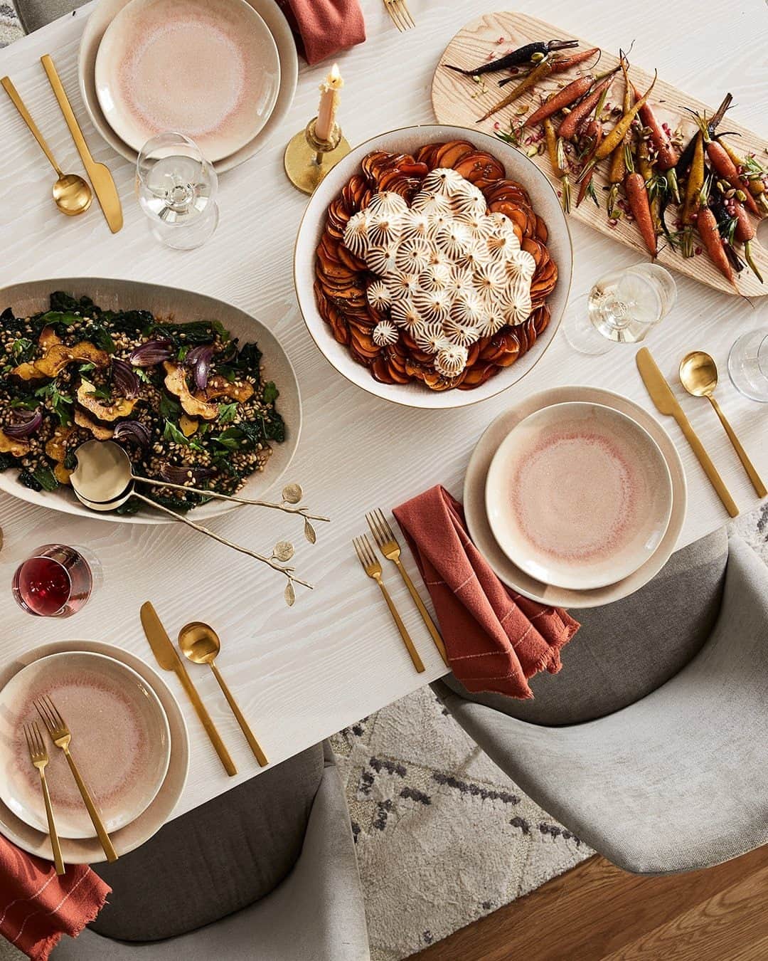 west elmさんのインスタグラム写真 - (west elmInstagram)「Thanksgiving is almost here! 🦃🍽 Even small gatherings can feel extra-special with stylish dinnerware, linens, serving platters and more. Tell us: Are you trying new recipes this year or sticking with your traditional favorites? 👇 Link in bio to shop this spread and more.」11月10日 5時45分 - westelm