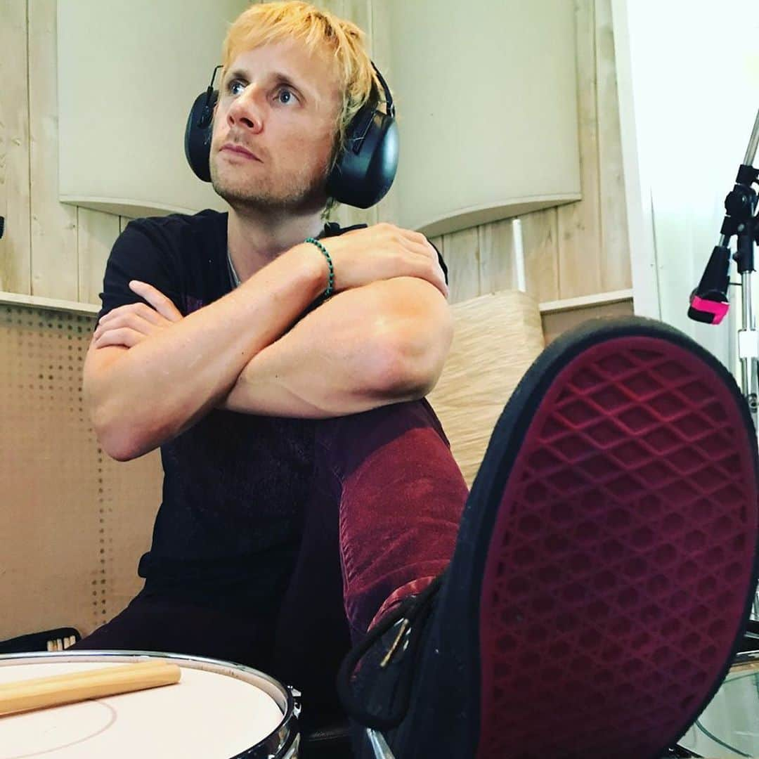 MUSEさんのインスタグラム写真 - (MUSEInstagram)「"I think it's time to kind of lose our minds a little bit more in the studio and delve into some new areas of music that we're kind of not that used to or comfortable with….that's the key thing: evolving” - @domhoward77 on Simulation Theory. Our eighth album, two today 🔥」11月10日 5時57分 - muse