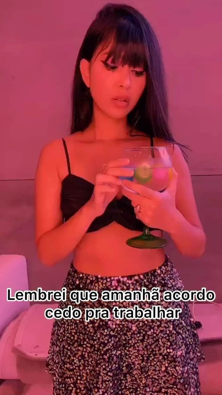 Gabriela Salesのインスタグラム：「Ela faz a publi no rolê delah kkkk. Quem também se identifica? 😂😂😂 Já faz um tempo que venho falando do @usemoderacao pra vocês, um produto 100% natural com mais de 27 benefícios, dentre eles ajudar nos sintomas da ressaca, má digestão e azia, inchaço abdominal, equilíbrio da função intestinal e tb reduz o apetite por doces. Quem já provou? Eu amo! *publi ❤️❤️❤️」