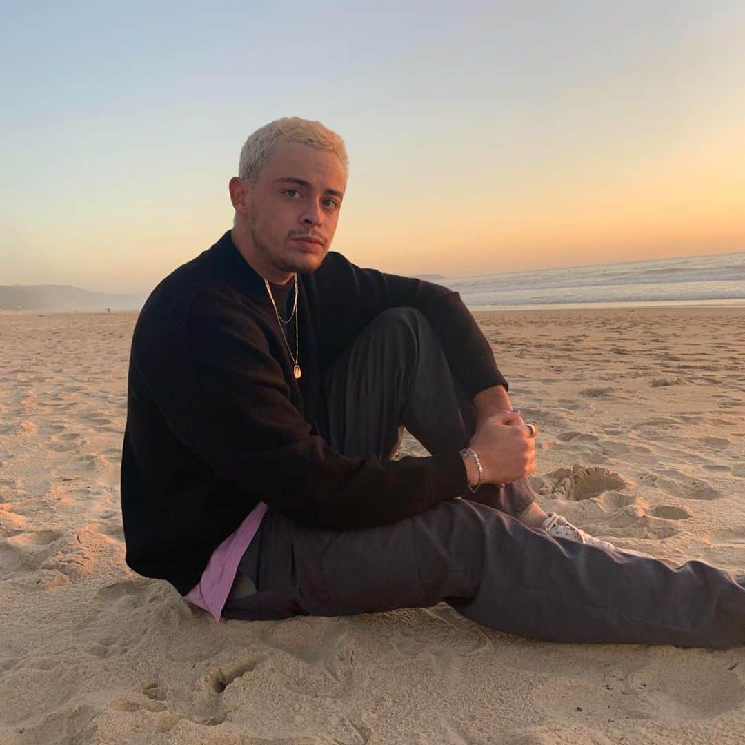 グスタボ・リベイロのインスタグラム：「Sunset by the beach」