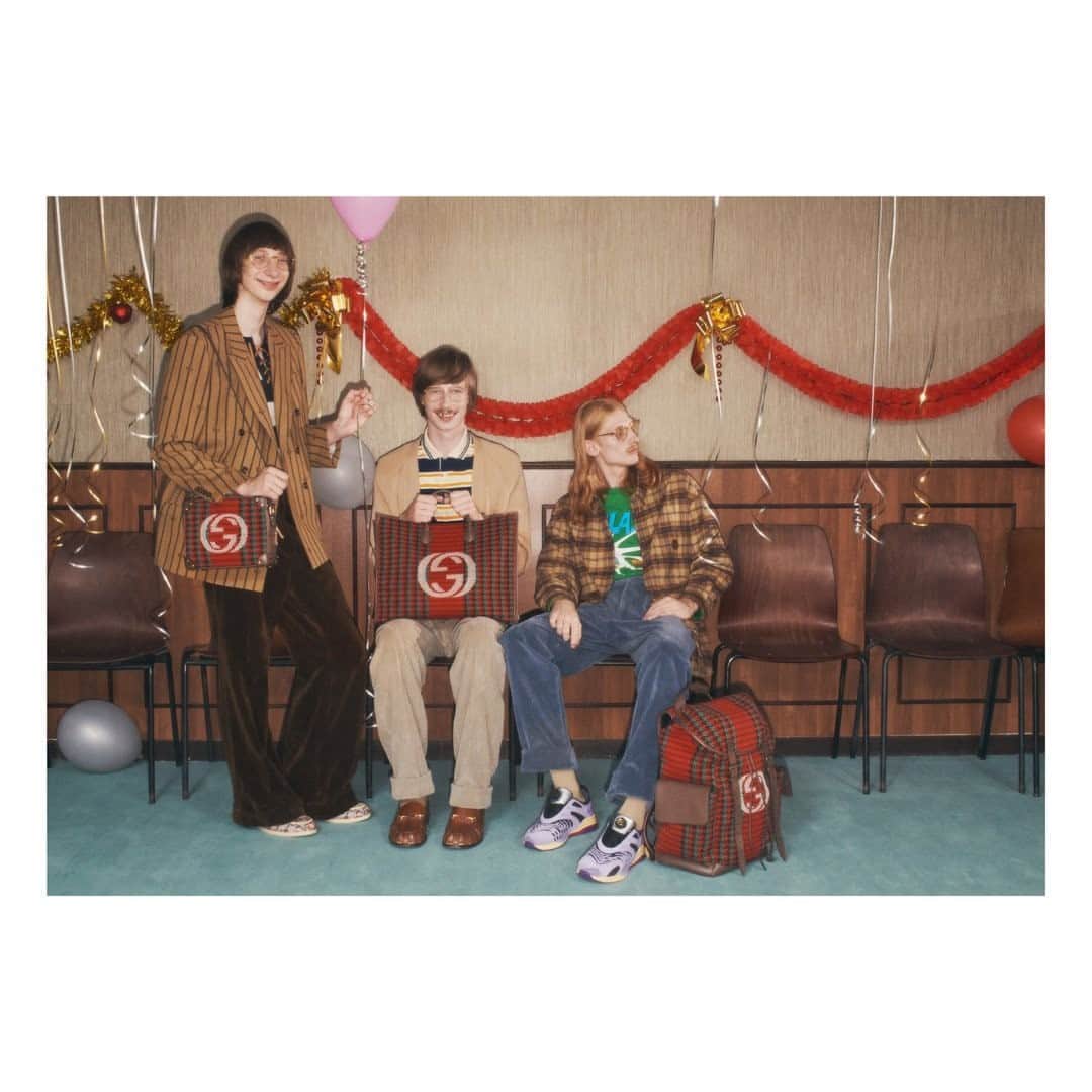 グッチさんのインスタグラム写真 - (グッチInstagram)「Revealed in a new campaign set in a holiday office party in the 90’s the #GucciGift lineup includes ready-to-wear and accessories in a woolly jacquard houndstooth fabric. Discover more through link in bio. #AlessandroMichele @alessandro_michele」11月10日 6時00分 - gucci