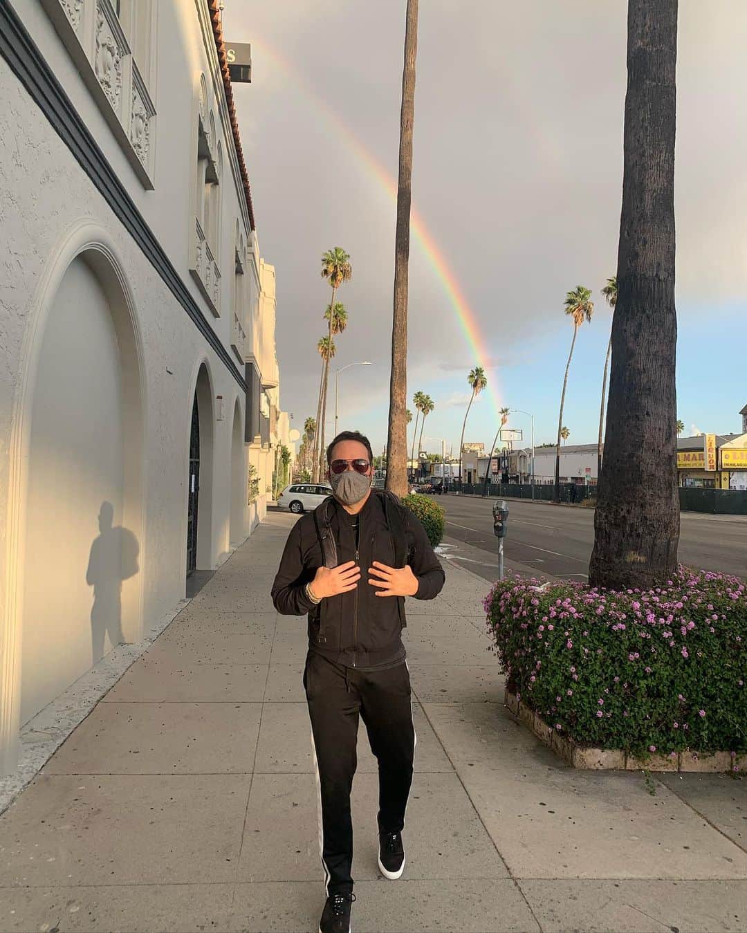 のインスタグラム：「Time to be good to each other!  Rainbows, puppies and unicorn rides for all of us ... You guys down ? ( please take a breath before you answer)」
