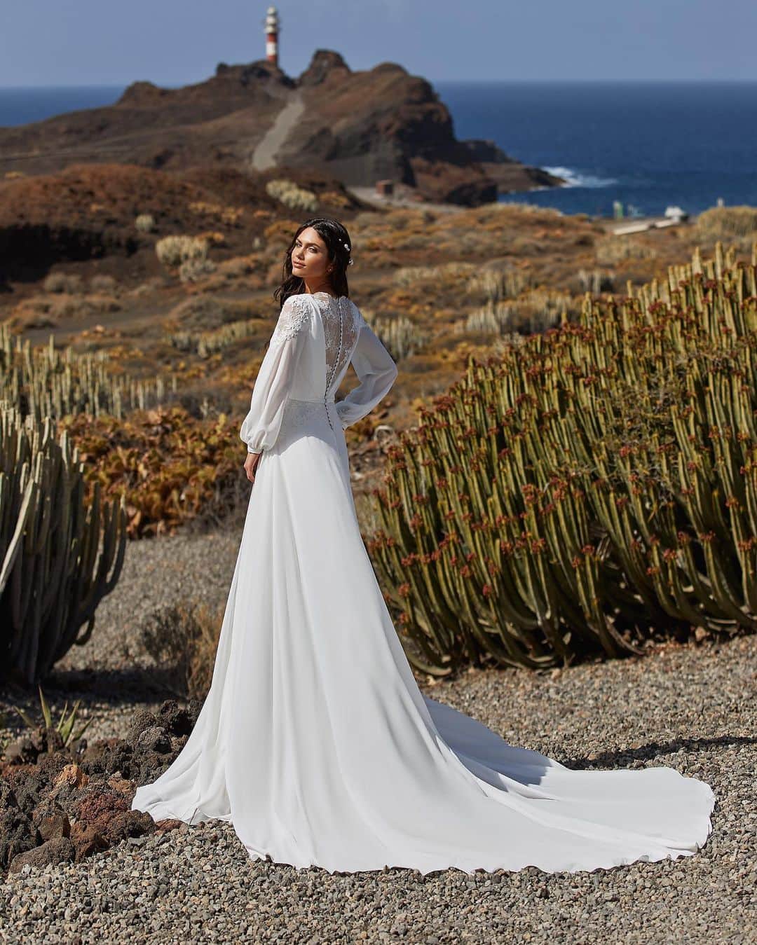 Pronoviasさんのインスタグラム写真 - (PronoviasInstagram)「A flattering draped bodice and semi transparent loose sleeves. Discover the Olympia gown from the New #HollywoodGlamour Collection at #Pronovias stores. Link in bio to book your appointment.」11月10日 6時03分 - pronovias