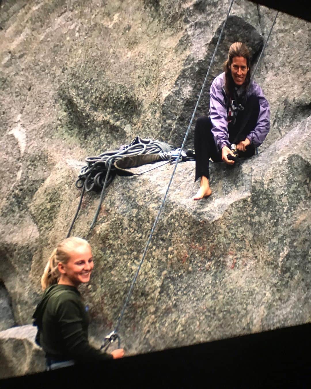 エミリー・ハリントンさんのインスタグラム写真 - (エミリー・ハリントンInstagram)「~ On the Shoulders of Giants ~  It’s pretty hard to talk about free climbing on El Capitan without mentioning perhaps THE most astonishing ascents of all time - Lynn Hill’s (@_linacolina_) one day free ascent of The Nose in 1994. Her ascent made her the very first human to achieve such a feat, and it was far and beyond what anyone could conceive of at the time. Still today, free climbing El Capitan in a single day (via any route) is a pretty rare occurance (~25 people have achieved this maybe). More impressive, a free ascent of the Nose over the course of many days is considered exceptional and still only a handful of the very best climbers in the world have succeeded (under 10). How’s that for being ahead of one’s time?   Having the privilege to grow up in the climbing mecca of Boulder, CO I was lucky enough to get to know Lynn from the beginning of my climbing career. Women like Lynn, @robyn_erbesfield_raboutou, @bethrodden, @katiebrownclimbs, @bobbibensman etc were fixtures in the climbing community at the time. As a little girl I was introduced to climbing knowing that it was a space for women and that we had the potential to excel just as much as men did.   Today, after a pretty pivotal week for myself personally as well as for this country and women everywhere (hell yes @kamalaharris) I wanted to celebrate the women who paved the way in our sport and those who continue to push forward today. You all inspired me as a tiny 10 year old girl in the gym and continue to do so today.   [also mega huge congrats to @juliachanourdie for becoming the 3rd woman to climb 9b/5.15b last week!]  * to clarify in case anyone saw that some media got some of their facts wrong (to be corrected soon hopefully), I am the 4th woman to free climb El Cap in a day via any route behind 3 remarkable women: Lynn (via the Nose), @highsteph (via FreeRider) & @mayanclimbs (via FreeRider)🔥💕✨ 	 Pics: 1) Lynn on the infamous “Changing Corners” pitch on the Nose // 2 & 3) Lynn & I climbing “Country Club Crack” circa 2001 // 4) portrait by @jess_talley of me doing my best Lynn impression in front of El Cap last week 🥰」11月10日 6時14分 - emilyaharrington