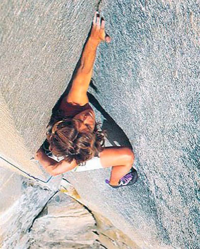 エミリー・ハリントンのインスタグラム：「~ On the Shoulders of Giants ~  It’s pretty hard to talk about free climbing on El Capitan without mentioning perhaps THE most astonishing ascents of all time - Lynn Hill’s (@_linacolina_) one day free ascent of The Nose in 1994. Her ascent made her the very first human to achieve such a feat, and it was far and beyond what anyone could conceive of at the time. Still today, free climbing El Capitan in a single day (via any route) is a pretty rare occurance (~25 people have achieved this maybe). More impressive, a free ascent of the Nose over the course of many days is considered exceptional and still only a handful of the very best climbers in the world have succeeded (under 10). How’s that for being ahead of one’s time?   Having the privilege to grow up in the climbing mecca of Boulder, CO I was lucky enough to get to know Lynn from the beginning of my climbing career. Women like Lynn, @robyn_erbesfield_raboutou, @bethrodden, @katiebrownclimbs, @bobbibensman etc were fixtures in the climbing community at the time. As a little girl I was introduced to climbing knowing that it was a space for women and that we had the potential to excel just as much as men did.   Today, after a pretty pivotal week for myself personally as well as for this country and women everywhere (hell yes @kamalaharris) I wanted to celebrate the women who paved the way in our sport and those who continue to push forward today. You all inspired me as a tiny 10 year old girl in the gym and continue to do so today.   [also mega huge congrats to @juliachanourdie for becoming the 3rd woman to climb 9b/5.15b last week!]  * to clarify in case anyone saw that some media got some of their facts wrong (to be corrected soon hopefully), I am the 4th woman to free climb El Cap in a day via any route behind 3 remarkable women: Lynn (via the Nose), @highsteph (via FreeRider) & @mayanclimbs (via FreeRider)🔥💕✨ 	 Pics: 1) Lynn on the infamous “Changing Corners” pitch on the Nose // 2 & 3) Lynn & I climbing “Country Club Crack” circa 2001 // 4) portrait by @jess_talley of me doing my best Lynn impression in front of El Cap last week 🥰」