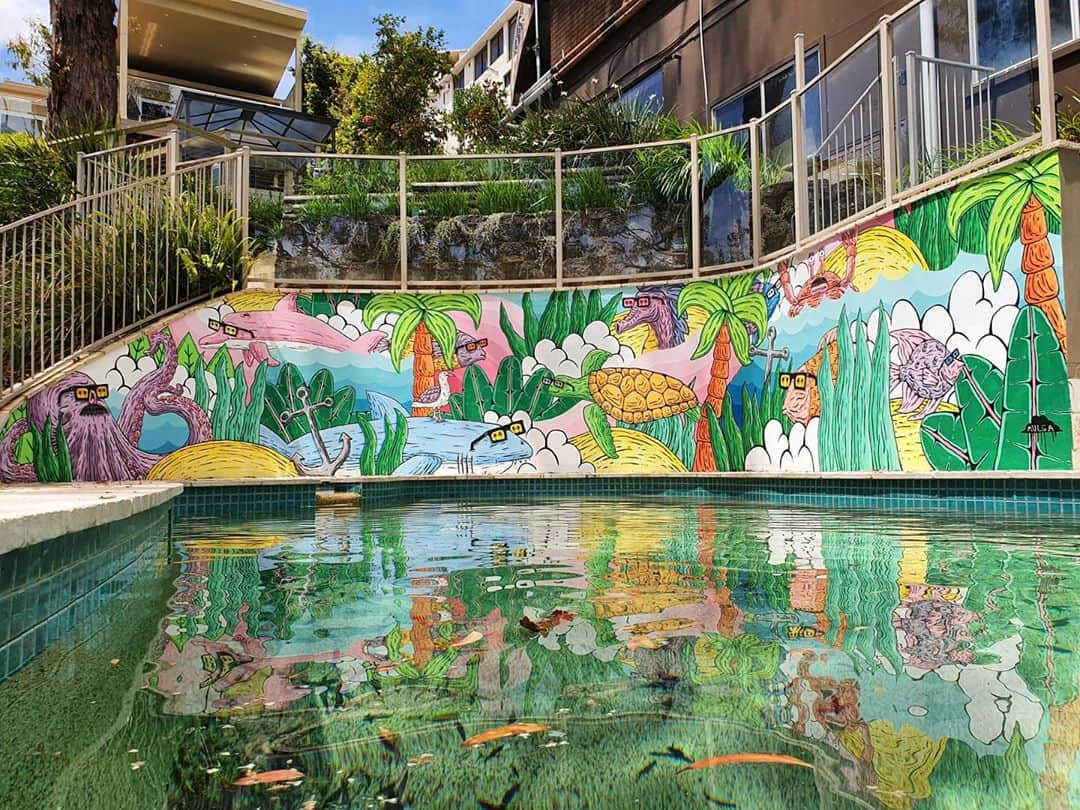 MULGAさんのインスタグラム写真 - (MULGAInstagram)「Had a sweet time painting this poolside mural at a home on the waters of Gymea Bay. I was having a few swims when it got hot and only fell in once so overall a good time was had.   Let me know or tag your buddy if you or they could use a poolside mural too 😎.  And it's visible from the waters of Gymea Bay.   #mulgatheartist #poolmural #muralart」11月10日 6時15分 - mulgatheartist