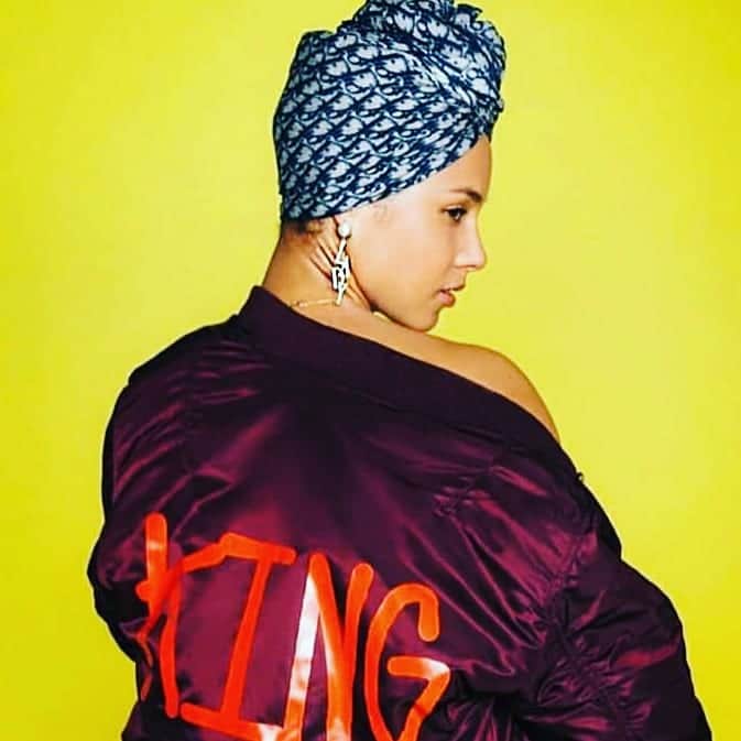 ルル フロストのインスタグラム：「Looking back on this beautiful moment with @aliciakeys in our "lady" earrings from a few years back.  As Alicia's jacket states, the Queen is the new King 🌕✨and I love to witness the #divinefeminine rising.  No matter where you stand regarding this moment we're in, there is growth for our collective Divine Feminine, which resides in each of us, regardless of our gender.  I acknowledge (with love and appreciation) the #feminine side of us all.」