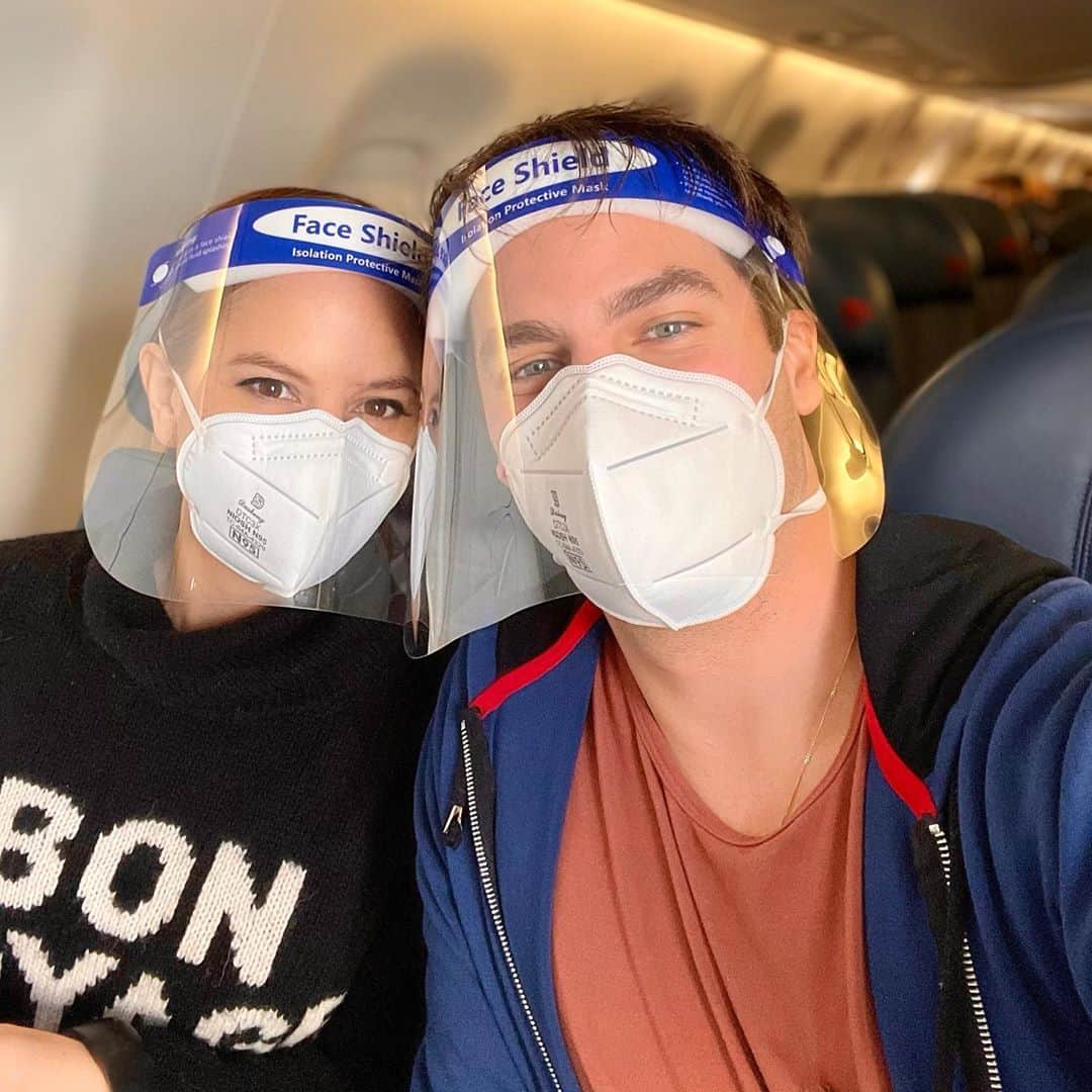 ブラント・ドーハティのインスタグラム：「Geared up. First time on a plane in almost a year! Gotta go finish our movie ✈️🎥」