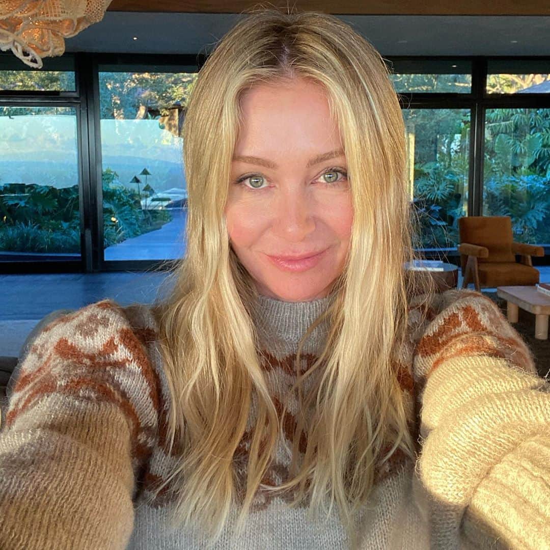 ポーシャ・デ・ロッシのインスタグラム：「Thank you, Violet! I’m a long-haired girl again! @chaviv_hair @traceycunningham1」