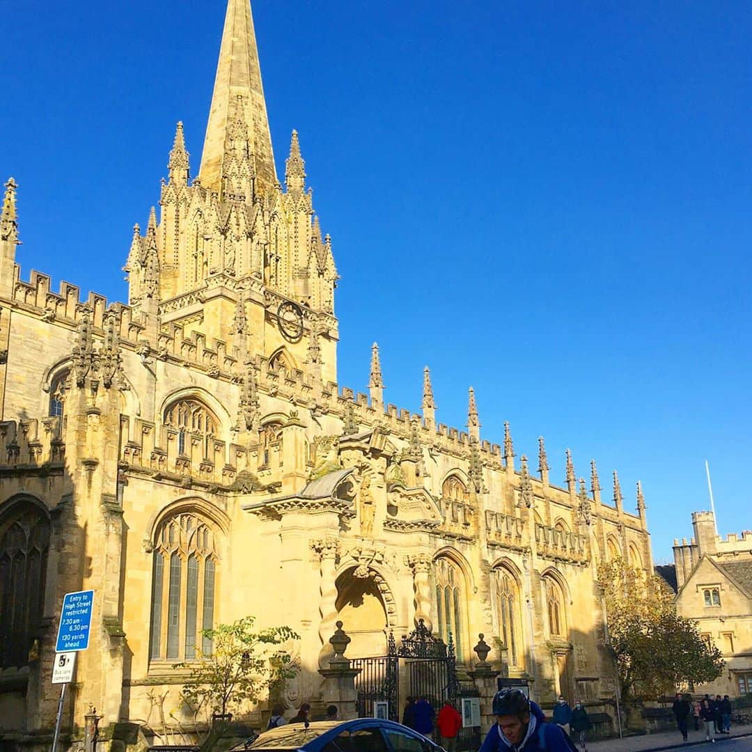 渡辺枝里子のインスタグラム：「【聖メアリー教会 Oxford🇬🇧】  オックスフォード大学に付属した聖メアリー教会。  建物自体は古代アングロサクソン時代からあって尖塔は紀元1280年に出来、 周りの装飾は1315～25年に造られたそうです😲  ヨーロッパで色々な教会を目にすることが増えたけれど、  教会のステンドグラスの美しさには本当に毎回感動する 🥺 * * * * * #london #oxford #londondiaries  #londonlife  #universitychurchofstmarythevirgin #church  #ロンドン　#ロンドン日記　#ロンドン生活　#ロンドンライフ　#オックスフォード　#聖メアリー教会 #教会　 #ステンドグラス  #渡辺枝里子」