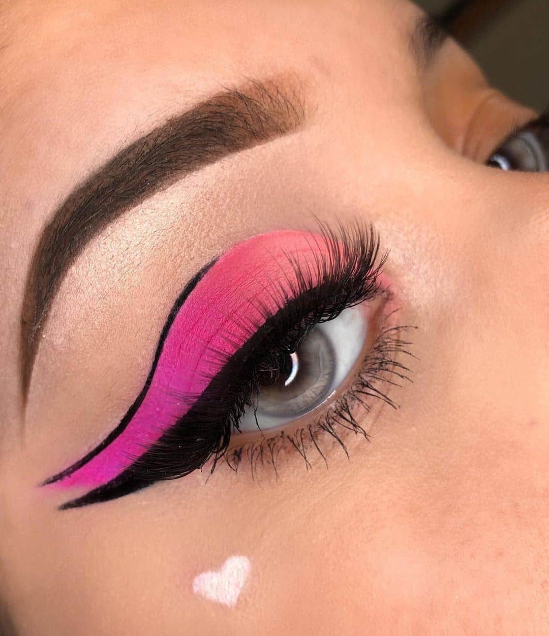 NYX Cosmeticsさんのインスタグラム写真 - (NYX CosmeticsInstagram)「@glam_jaz is lookin' pretty in pink with this sleek #graphicliner 😍💖 She uses our Ultimate Shadow Palette in 'Brights' + Epic ink Liner to slay the look ✔️ • #icedathome #nyxcosmetics #nyxprofessionalmakeup #crueltyfreebeauty」11月10日 6時28分 - nyxcosmetics