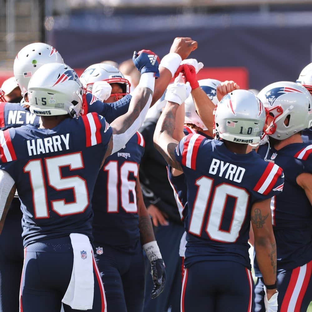 ジュリアン・エデルマンのインスタグラム：「“In the middle of difficulty lies opportunity.”  Go get after em fellas.  #GameDay #family #MNF」