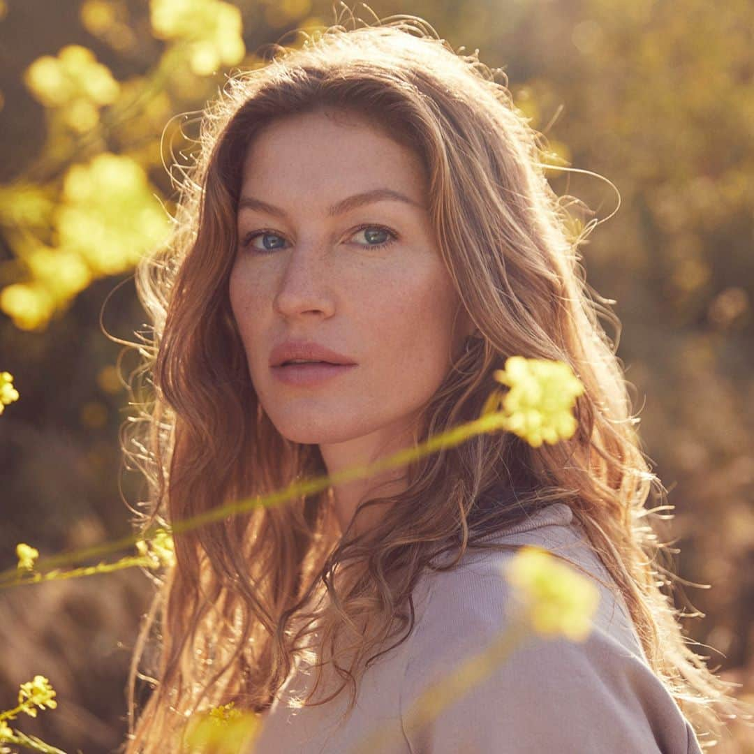 Vogue Beautyさんのインスタグラム写真 - (Vogue BeautyInstagram)「"Having my own children has made my environmental work a lot more urgent," @gisele writes in a personal essay for Vogue, about why we all need to wake up to the climate crisis. "We take nothing with us, so what truly matters is what we leave behind. I want to make the world better for all children, and leave them equipped with the right tools so they can continue to enjoy all of Earth’s treasures and have a positive impact in our world."  Tap the link in our bio to read her full message. Photo by @ninomunoz」11月10日 6時35分 - voguebeauty