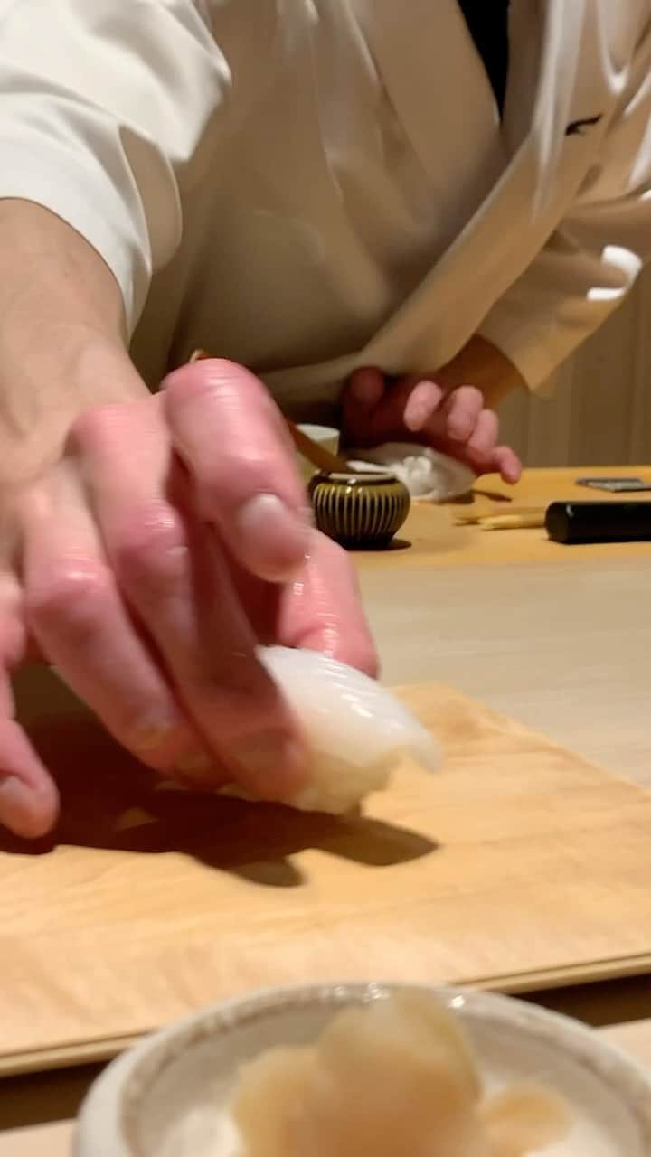 のインスタグラム：「#sushi  先日の記録 . #鮨いその さんにて 美味しいー😌💞 . 楽しい話もいっぱい聞かせていただき、楽しいひと時 . 新店が12月にOPENされるのでそこも気になります✨いろんな作家さん入れてるから内装も楽しみなんですよね〜🙌 . #鮨 #いその  050-5597-2293 #北海道 #札幌市中央区 南2条西7丁目8-2 南2条ビル1F https://tabelog.com/hokkaido/A0101/A010102/1053939/ @sushiisono . =============== 私の食べ歩きの記録は Gourmet food information 제 외식기록 ↓↓↓ #sayaka動画 =============== . #お寿司 #鮨好きな人と繋がりたい #鮨スタグラム #寿司好きな人と繋がりたい #寿司ランチ #寿司スタグラム #sushilovers #sushitime🍣 #sushi🍣 #sushitime #japaneseculture #japanesefood #sapporo #hokkaido #hokkaidofood #おすし #japanesestyle #リール #ご馳走さまでした #札幌グルメ #札幌食べ歩き #北海道グルメ」
