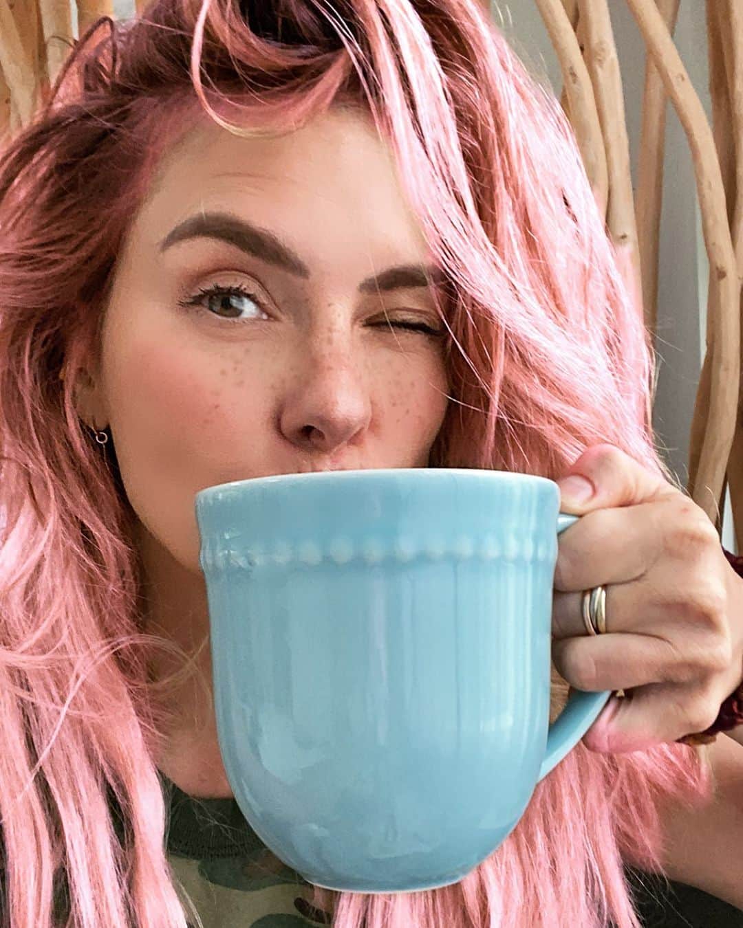 カロライナディークマンのインスタグラム：「tem mais alguém aí q se amarra num chazinho? hoje misturei hibisco com cúrcuma e ficou bem bom... alguma dica pro de amanhã???」