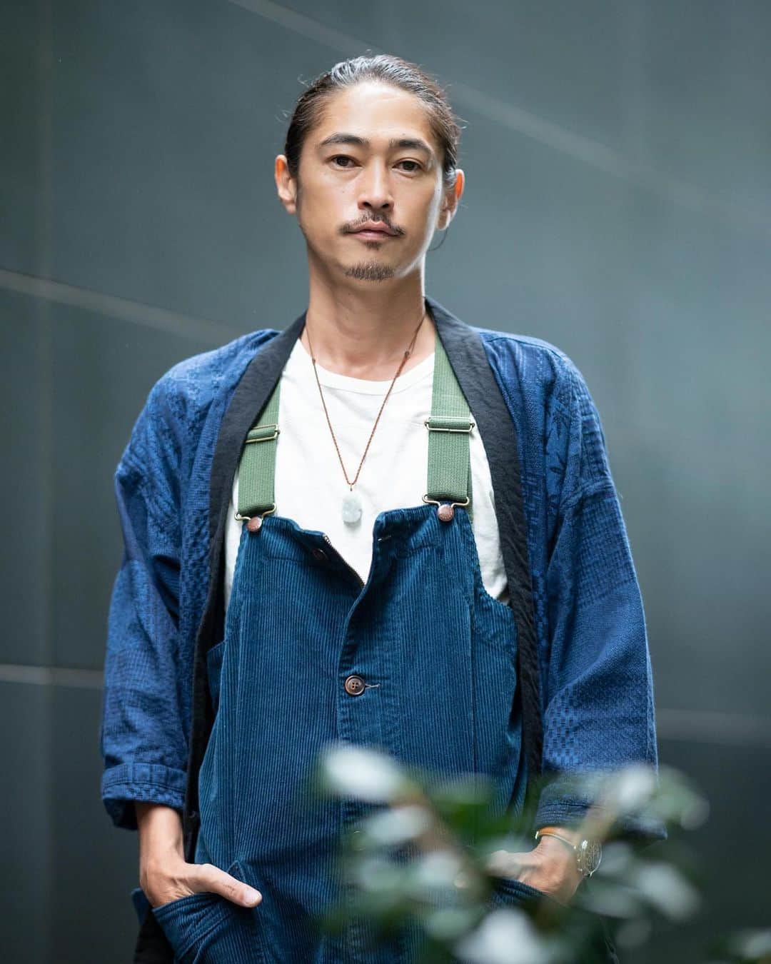 窪塚洋介のインスタグラム：「veggy vol.73 〜サステナブル特集〜 ‪11月10日発売‬ 巻頭ロングインタビューに登場します^ ^ @veggy_jp photo by @strorobo  #veggy #サステナブル #プラントベース  costume support by @gohemp」