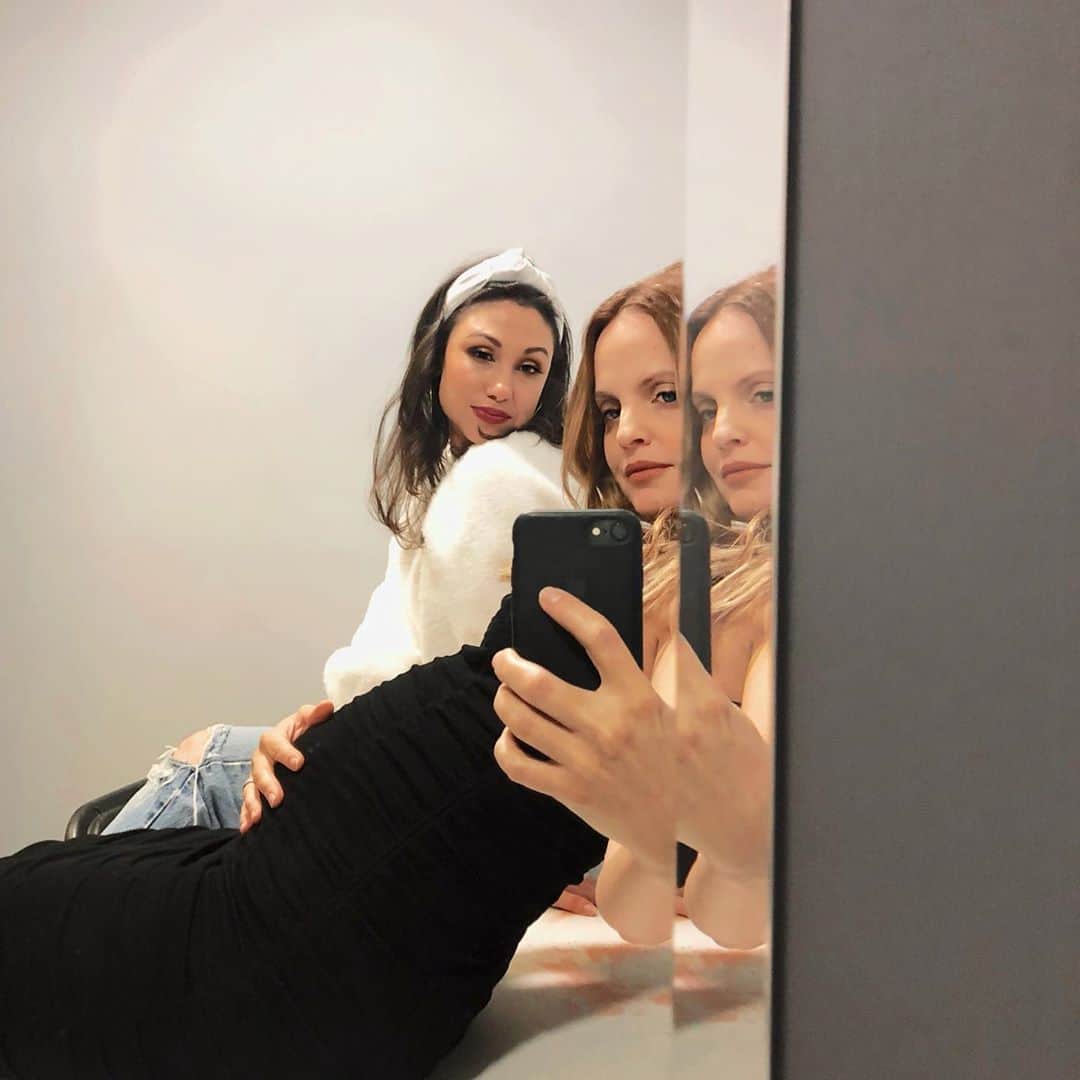 ミーナ・スヴァーリのインスタグラム：「Working with my gurl @digaeta on a project close to my heart 🥰 #ComingSoon #AnimalRights #CrueltyFree #BabyHope」