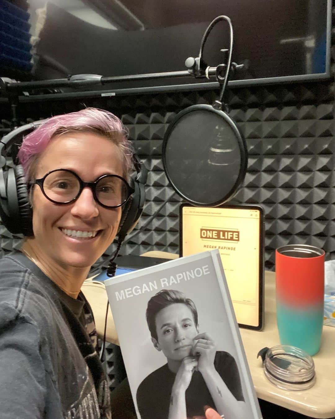 ミーガン・ラピノーさんのインスタグラム写真 - (ミーガン・ラピノーInstagram)「One Life drops tomorrow!! You can hear it in my own voice by purchasing the audiobook! Link in bio. #OneLifeBook」11月10日 6時54分 - mrapinoe