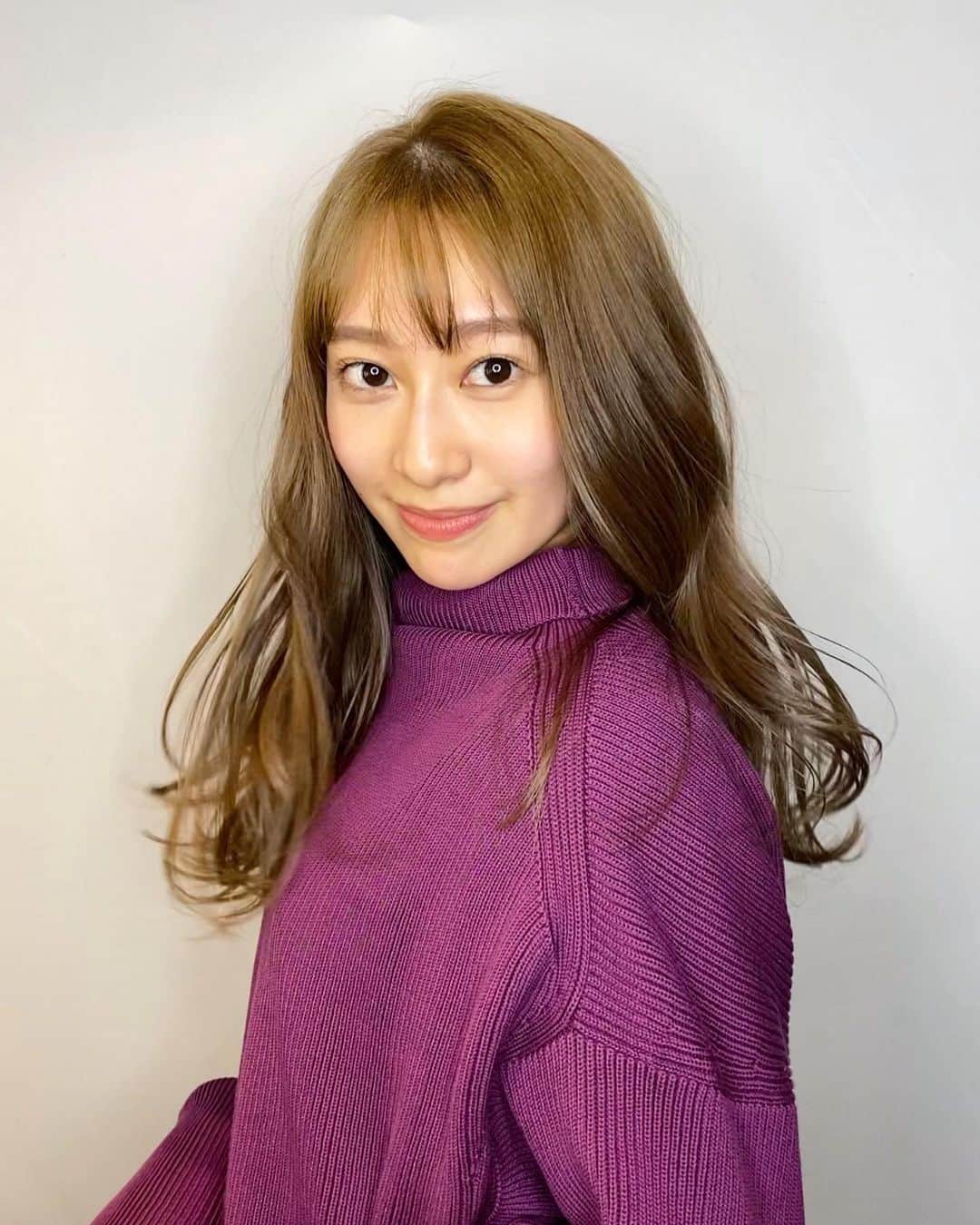 青木大輔のインスタグラム：「今回も完璧に良いカラーと 最高に滑らかなトリートメントで 玲香ちゃんに大満足になって 頂きました🙌🏽 … カラーはManamiさんが担当@manami_tiechel  その人のキャラクターまで考えて もっと良さを引き出せる仕上がり！ 「今回のテーマは明るめで、ファッションと女性らしさをイメージしたカラーです。単純に寒色系で明るくするのではなく、アッシュをベースにイエローを入れて、アッシュのくすみ過ぎを防ぎながら明るさを出します。 さらに、ラベンダーを少し入れることで透明感を上げながら柔らかさもプラスしてます！」 です！😁 … 玲香ちゃんもリピートしてくれてる ケラスターゼのトリートメント 「K WATER」は 手触りはフワフワでサラサラ こんなに軽いのに 艶と滑らかさがすごい！ しかも時間も1分くらい😳 早すぎるのにこの効果は スゴすぎますね！ … 巻いてもこれだけ艶を感じる 滑らかさ〜を見てもらいたく ゆるウェーブにしました👍🏽 … #桜井玲香 @reika_s16  #tiechel @manami_tiechel  #manamiカラー @tiechel_press  #daisukeaoki #青木ダイスケ」