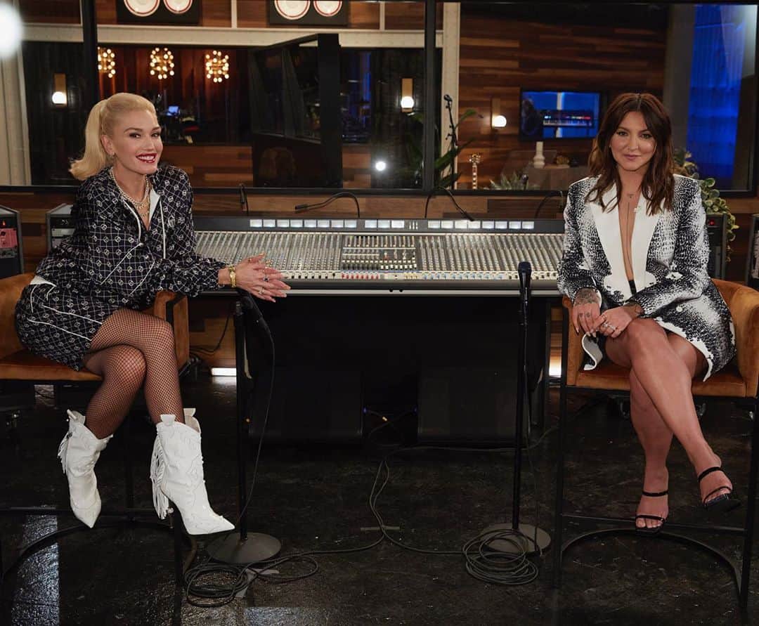 Julia Michaelsのインスタグラム：「My dear friend @GwenStefani brought me in to advise Team Gwen for the battle rounds on @NBCTheVoice tonight! I can't wait for you to see all the artists I got to work with - they're incredible! Tune in at 8/7c on NBC #TeamGwen #VoiceBattles」