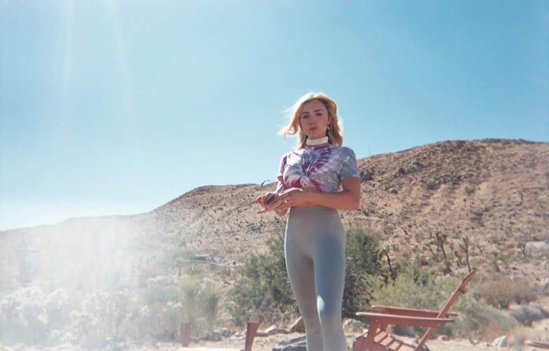 ペイトン・リストのインスタグラム：「just a girl standing in front of you trying not to eat her necklace」