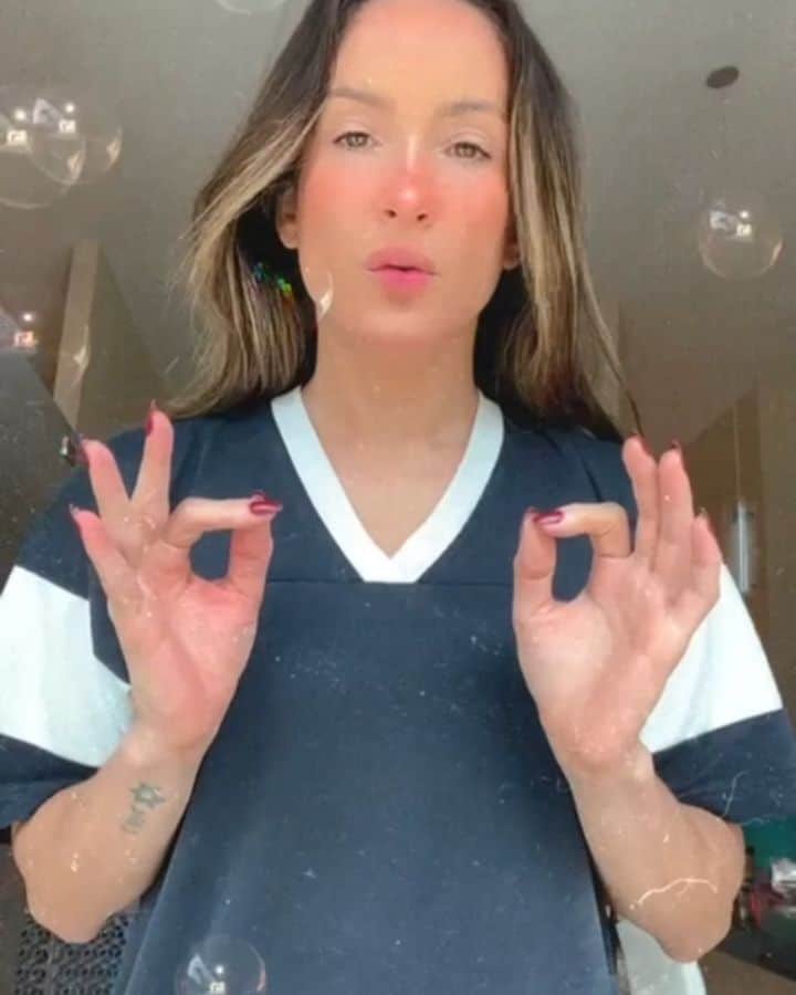 Claudia Leitteのインスタグラム：「Se tem música nova, tem coreografia! Tutorial de como dançar "Rodou" para iniciantes e avançados. Façam a coreô e marquem #DesafioRodou que eu tô de olho! 🔁👀」
