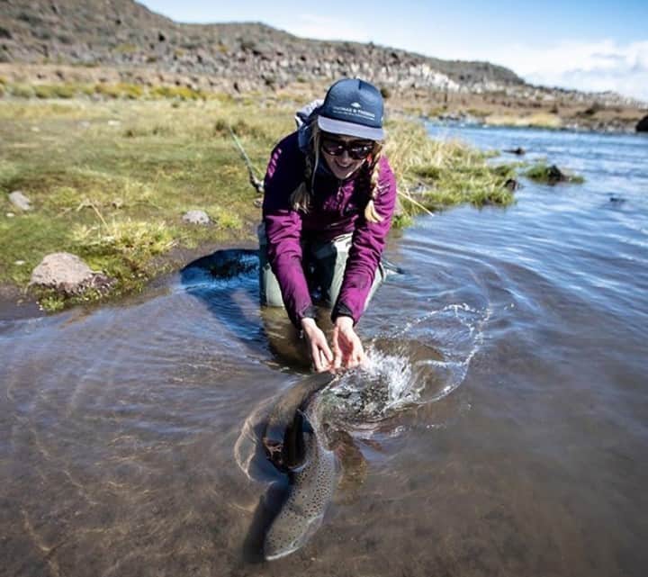 Costa Sunglassesのインスタグラム：「@abbie.on.the.fly tracking down Jurassic giants. 📷 : @llewellynclaven #SeeWhatsOutThere #BornOnTheWater」