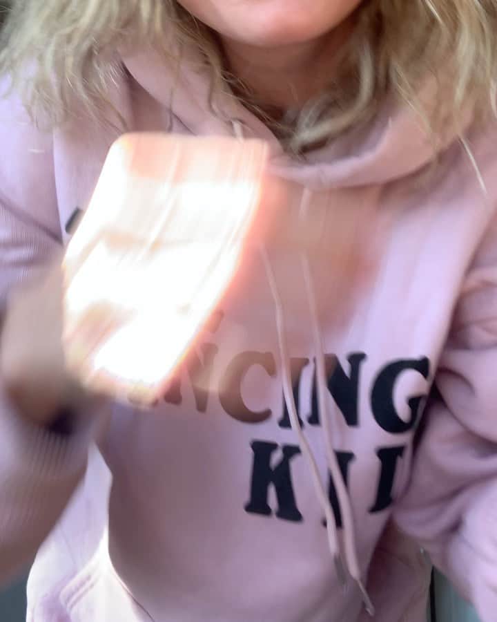 ブリー・ラーソンのインスタグラム：「Y’all. The @arianagrande album has brought out my wet noodle spirit. And I may have done some noodle moves for YouTube (stay tuned) 👁👃👁」