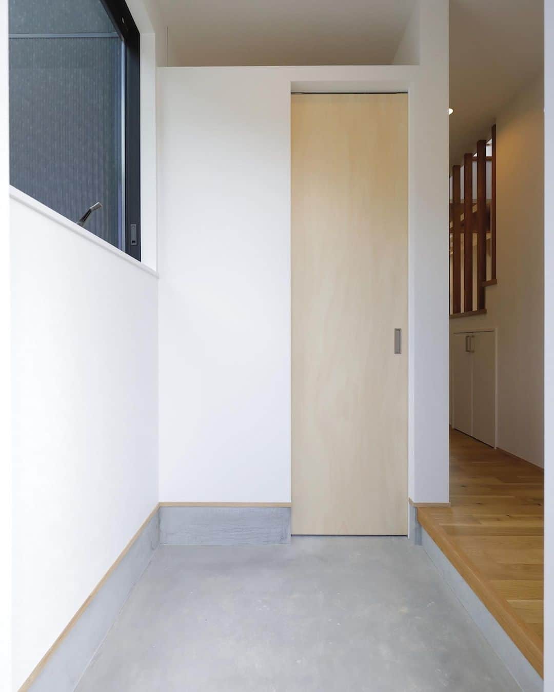 ナガタ建設さんのインスタグラム写真 - (ナガタ建設Instagram)「ナガタ建設の分譲地 太宰府市坂本の 都府楼の杜にある 『コノ杜で暮らす。』 シューズクロークのドアは造作で。枠を埋め込んで細くしているので、開いた時の開口が美しいです！ #玄関 #シューズクローク #ドア  #造作ドア ☞@nagatanoie いいね！フォローをして頂けると凄く喜びます😁 ・ ｰｰｰｰｰｰｰｰｰｰｰｰｰｰｰｰｰｰｰｰｰｰｰｰｰｰｰｰｰｰ #外観  #施工事例  他の写真はこちら...☞@nagatanoie ｰｰｰｰｰｰｰｰｰｰｰｰｰｰｰｰｰｰｰｰｰｰｰｰｰｰｰｰｰｰ ・ #ナガタ建設 は#福岡 県#太宰府市 市にて70年前に製材所から始めた#工務店 です🏠 ・ 『 #ながたのいえ 』 ・ #暮らし から#デザイン する#家づくり を提案する私たちの家は ・ 『太宰府でアナタらしさをきづく家』 をテーマに#注文住宅 #マイホーム  #工務店だからつくれる家 をお客様と一緒に作ります😆 ・ ながたのいえのお客様はこんな人たち ▷▷▷ #家具 好き #インテリア 好き #コーヒー好き  #かっこいい家 #おしゃれな家 好き #暮らしを楽しむ  #シンプルライフ  #家族好き ・ ※ナガタ建設では、メンテナンスのことも考慮し、施工エリアを太宰府市の本社から車で30分圏内と限定させて頂いておりますm(__)m 施工エリア外のお客様については、個別対応となりますので、ご相談下さい。 ・ #instagood #instahomes」11月10日 7時33分 - nagatanoie