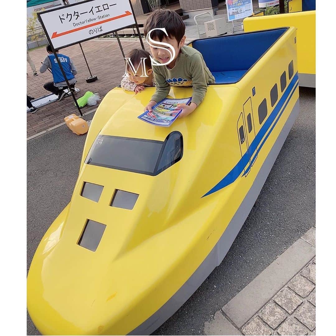 澤野井香里のインスタグラム：「電車🚃好きの子供達を連れてドクターイエローパークへ(*^^*)﻿ ﻿ 輪投げしたり、トランポリンで飛び跳ねたり、念願のドクターイエロートレインにも乗れて大満足の2人♪﻿  ガタガタ道が怖くてMは大泣きで一旦途中停車させちゃったり、このトレイン乗せるまでじっとしない2人連れて抱っこしながら並ぶ30分に体力消耗してしまったけどw、とても楽しんでくれたから良かった🥰❣️﻿ ﻿ お昼は#NICKSTOCK で熟成肉のアボカドチーズ🧀🥑ハンバーグ🍴😋﻿ リサーチパーク店2Fのソファー席がおもちゃや絵本もあって子連れにはGood♡ （Sが2Fから下覗いて、綺麗なお姉さん探してナンパしてた´д` ;）  #ks_20✨ #ks_kyoto✨ #京都 #ドクターイエロー　#電車好き　#子鉄　#ニックストック　#京都グルメ　#京都子連れランチ　#京都ランチ　#S⭐️_ #M🍒_  #s⭐️m🍒﻿ ﻿」
