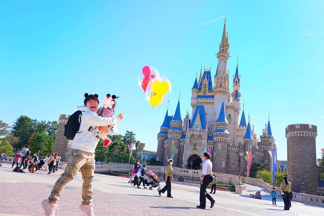 あつろーのインスタグラム：「ジャンプ‼︎‼︎🏰✨ . ぷくちゃん10キロ到達で僕の顔が必死🤣 . 実は全然飛べてない笑 #ディズニー #ディズニーランド #シンデレラ城」