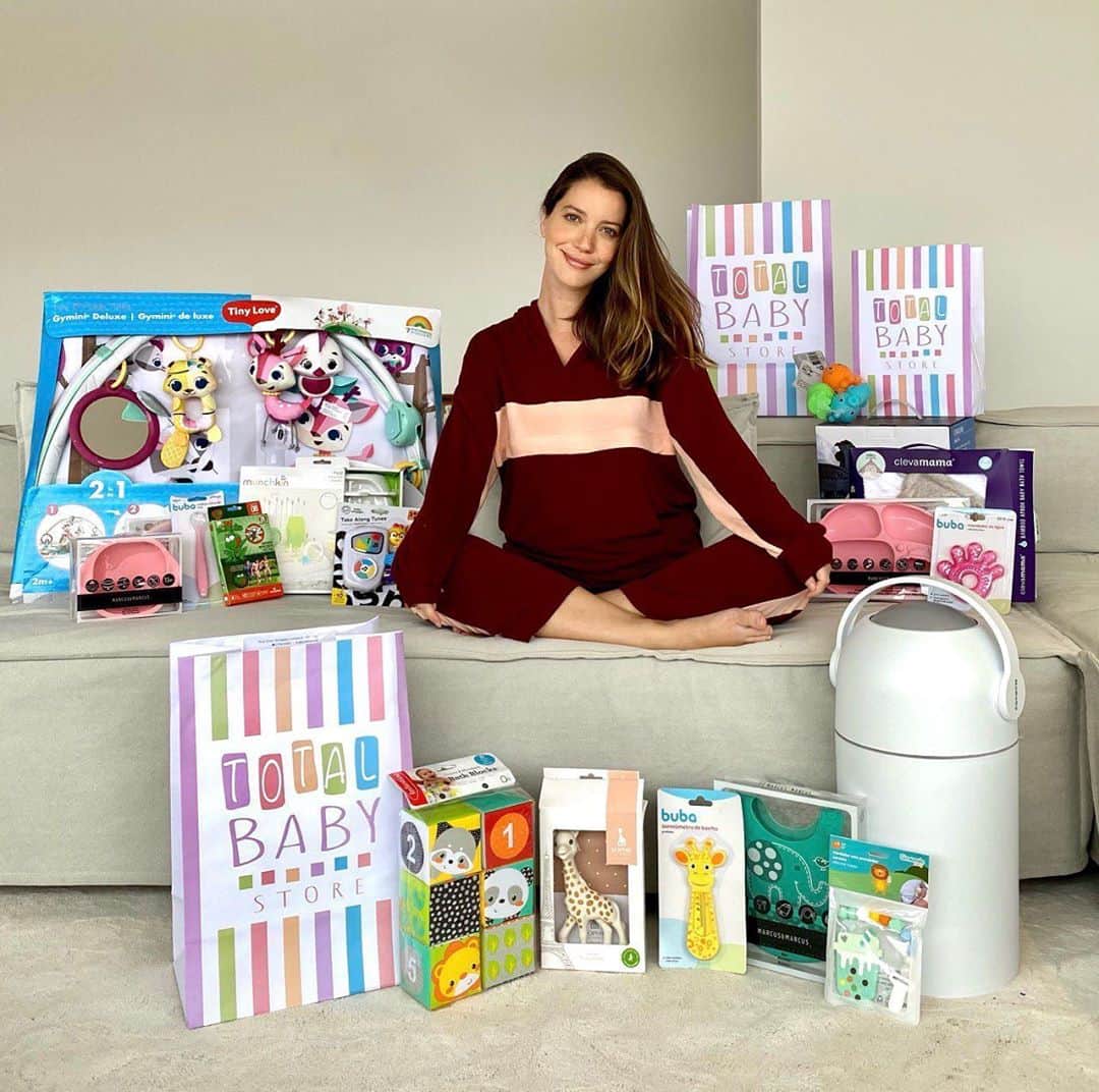 ナタリア・ディルのインスタグラム：「Tem mamãe ansiosa pra chegada da Eva? Sim! E quero dividir com vocês um pouquinho do enxoval que estou montando pra ela. Através da @mommysconcierge, que está me ajudando muito nessa fase, eu conheci e escolhi a @TotalBabyStore. É uma loja especializada em acessórios para bebês! O atendimento é super personalizado. A Nati e a Carol, donas da loja, têm uma super experiência com maternidade e nos ajudam a escolher os melhores produtos.  Atendimento personalizado de verdade! Sem contar que a loja envia para todo o Brasil e a entrega é super rápida. Eu, por exemplo, fiz toda a compra online com a ajuda delas.」