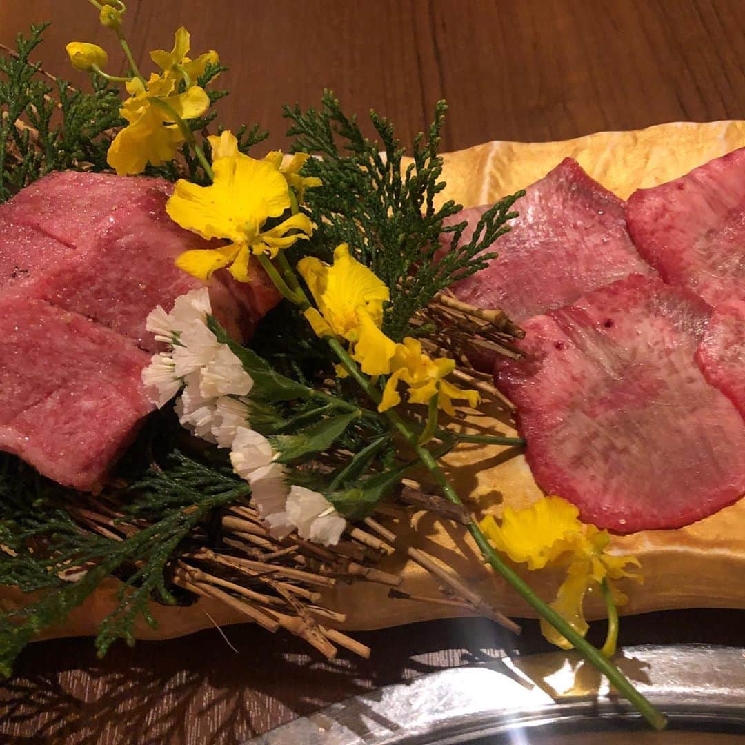 のインスタグラム：「左のタンは、一切れ1,000円。 日本で3店舗しか出してないという、超希少部位。  #牛タン  #一切れで満足  #ひときれの牛肉」