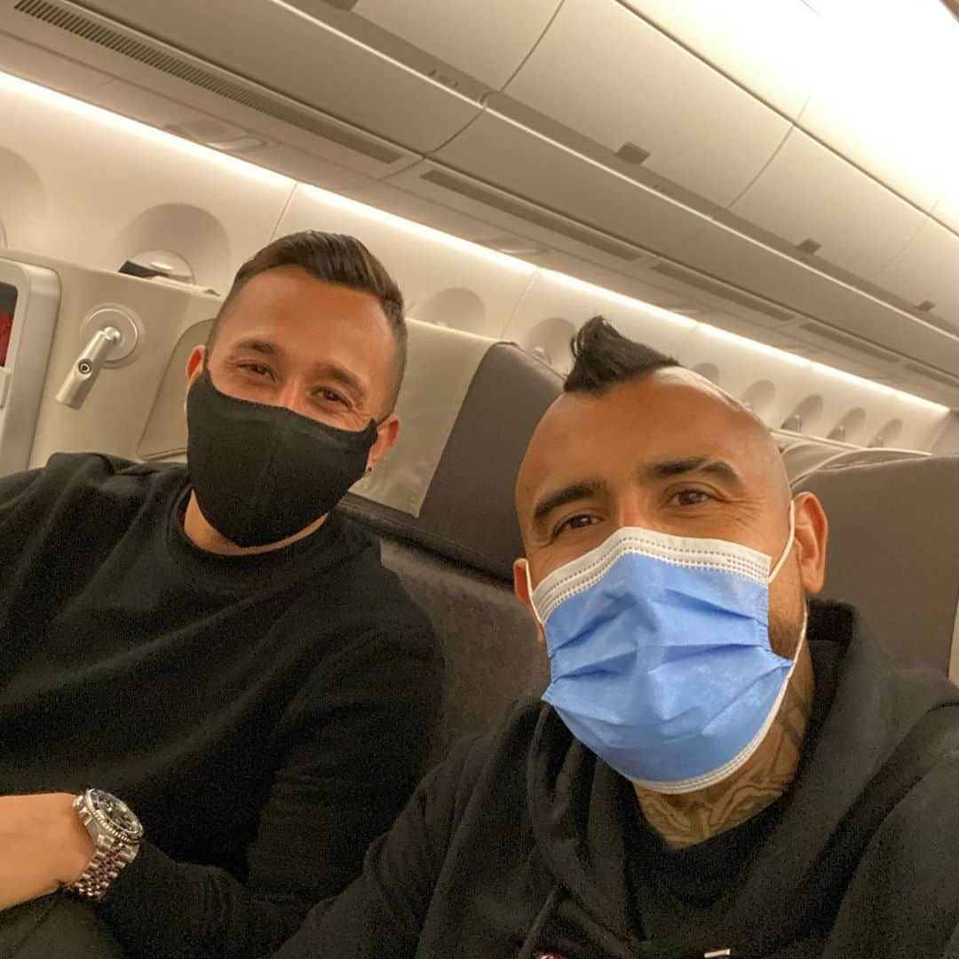 アルトゥーロ・ビダルさんのインスタグラム写真 - (アルトゥーロ・ビダルInstagram)「Con mi hermanito @fabianorellanaoficial ❤️💪🏽❤️  Allá vamos chile 🇨🇱😉👍🏽👑✈️ siempre juntos bro!!!😉」11月10日 8時00分 - kingarturo23oficial