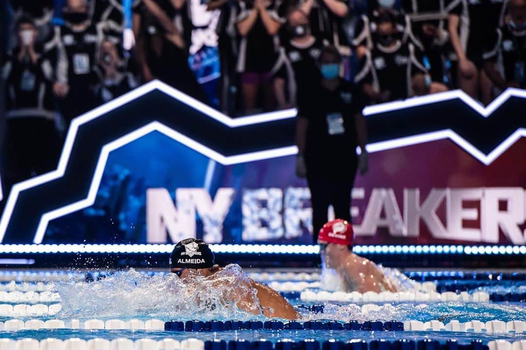 ブランドン・アルメイダのインスタグラム：「Getting ready for semis 🔥🔥 #nybreakers . . . . 📸 @mike2swim」