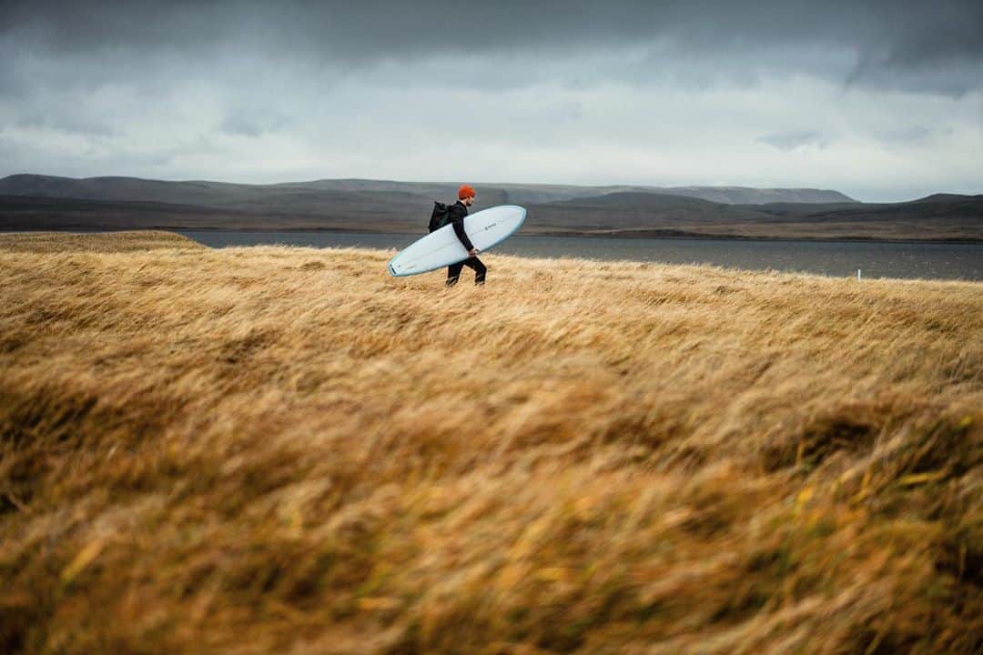 クリス・バーカードのインスタグラム：「We often refer to certain landscapes as ‘lonely’. As if their very nature seems to invoke a feeling of solitude. If this rings true then remote Alaskan islands could be a haven for the reclusive traveler. One looking to connect with a sense of self rather than the company of others.   @harrisonsan shot on assignment for a new film ‘ Arc of Aleutian’ by @_ryanhill_ for @roark」
