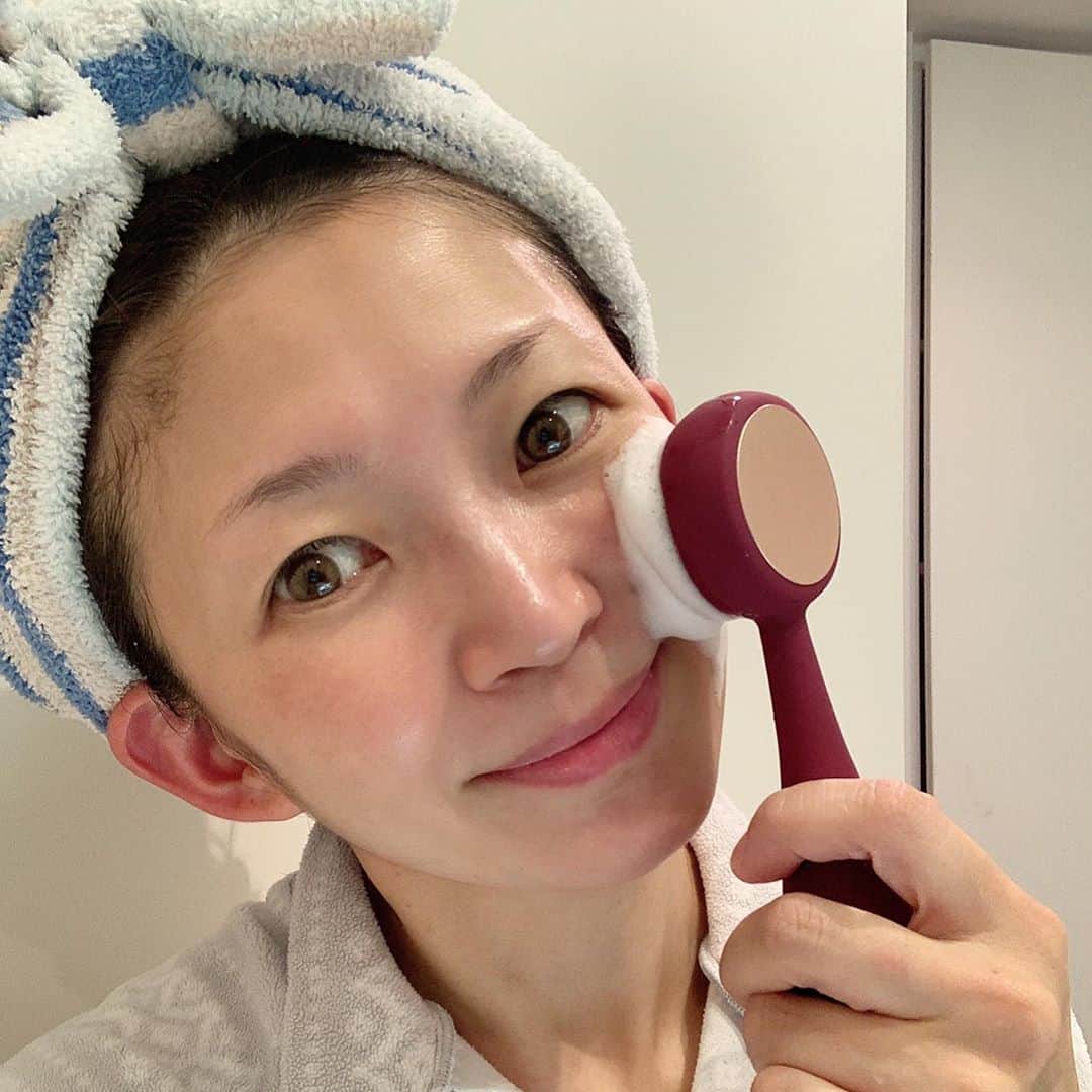 ayakonbubuさんのインスタグラム写真 - (ayakonbubuInstagram)「アメリカでヒットしているとゆう洗顔デバイス使ってみたよ️‼️‼️‼️  [PMD Clean Pro️]  毎分約7,000回の音波振動で、肌のくぼみや毛穴の奥の汚れもスッキリ️💕  そしてそして裏にすると 1日1分、ながらエステできちゃう温熱と音波でリフトケア️️️❗️音波振動で刺激を与えてちょっとの時間のケアでお肌のリフトケアできちゃうんです🥰  @pmdbeauty_jp   使い方はめちゃ簡単👌  1 顔をぬるま湯で濡らし、洗顔料を全体に伸ばす。 泡立ってるといいみたい  2 ブラシヘッドを水で濡らす  3 円を描くようにブラシヘッドをやさしく押し当てながら動かす  4 顔をぬるま湯でしっかり洗い流した後、お肌の水を拭き取る  かーんーたーんー🤣  スイッチは4段階あって  ⭐️音波洗浄モードの強弱　(表面　凸凹のほう) ↑ 泡で洗う  ⭐️音波リフトモード強弱　(裏面) ↑ 美容液とかはジェルっぽい伸びるのがいいかも⭐️ 基本モードに加えて、42℃の温熱音波振動で保湿しながらのリフトケアが可能だよ👍  終わった後は　肌が柔らかいし　トーンアップしてる🥰🥰🥰 背中もケアできるのも　ほんっとにありがたい😭❤️❤️❤️  #ヤーマンプロ #PMD #PMDCLEAN #⽑⽳ケア」11月10日 7時54分 - ayakonbubu