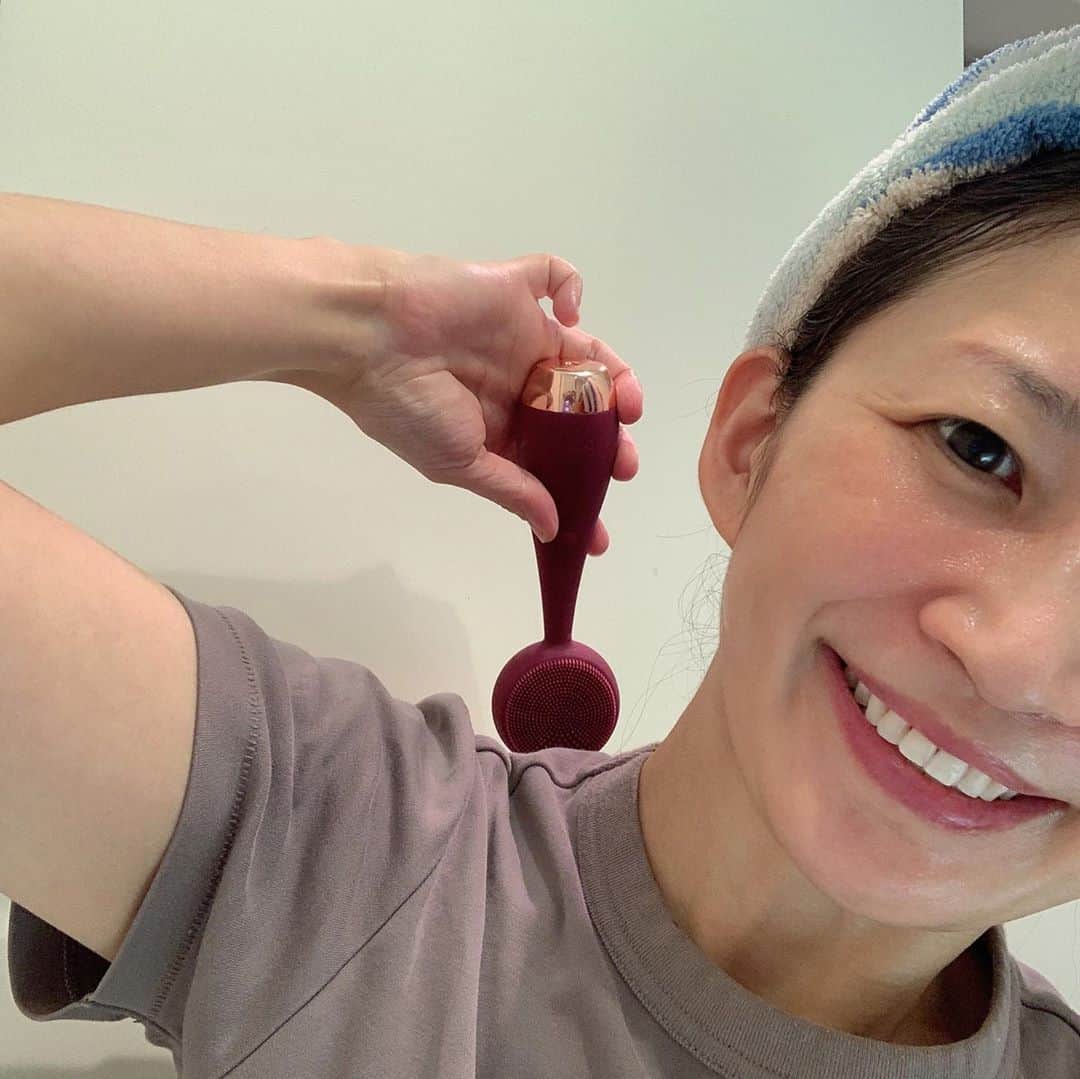 ayakonbubuさんのインスタグラム写真 - (ayakonbubuInstagram)「アメリカでヒットしているとゆう洗顔デバイス使ってみたよ️‼️‼️‼️  [PMD Clean Pro️]  毎分約7,000回の音波振動で、肌のくぼみや毛穴の奥の汚れもスッキリ️💕  そしてそして裏にすると 1日1分、ながらエステできちゃう温熱と音波でリフトケア️️️❗️音波振動で刺激を与えてちょっとの時間のケアでお肌のリフトケアできちゃうんです🥰  @pmdbeauty_jp   使い方はめちゃ簡単👌  1 顔をぬるま湯で濡らし、洗顔料を全体に伸ばす。 泡立ってるといいみたい  2 ブラシヘッドを水で濡らす  3 円を描くようにブラシヘッドをやさしく押し当てながら動かす  4 顔をぬるま湯でしっかり洗い流した後、お肌の水を拭き取る  かーんーたーんー🤣  スイッチは4段階あって  ⭐️音波洗浄モードの強弱　(表面　凸凹のほう) ↑ 泡で洗う  ⭐️音波リフトモード強弱　(裏面) ↑ 美容液とかはジェルっぽい伸びるのがいいかも⭐️ 基本モードに加えて、42℃の温熱音波振動で保湿しながらのリフトケアが可能だよ👍  終わった後は　肌が柔らかいし　トーンアップしてる🥰🥰🥰 背中もケアできるのも　ほんっとにありがたい😭❤️❤️❤️  #ヤーマンプロ #PMD #PMDCLEAN #⽑⽳ケア」11月10日 7時54分 - ayakonbubu