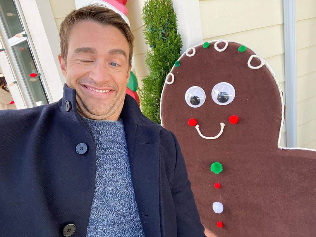 ロバート・バックリーさんのインスタグラム写真 - (ロバート・バックリーInstagram)「November 22nd, Christmas gets Handsome. #TheChristmasHouse on @hallmarkchannel.」11月10日 7時55分 - robertearlbuckley