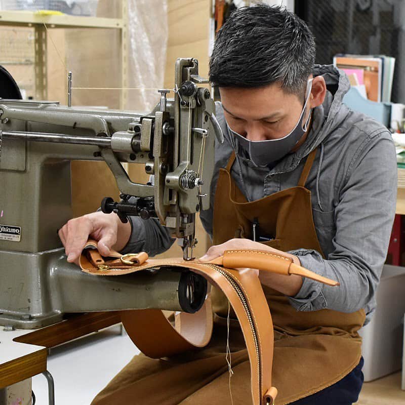 HERZ ヘルツさんのインスタグラム写真 - (HERZ ヘルツInstagram)「今日のNET工房の様子。﻿ ソフトタイプの2wayショルダービジネス(BF-1)を制作する様子を撮影しました。﻿ あっという間に取っ手の形を整えて縫い付ける作り手。﻿ テキパキと無駄なく丁寧に仕上げる、真剣な眼差しが印象的です。﻿ ﻿ #ヘルツ #革製品 #革鞄 #かばん #カバン #レザー #革 #ビジネスバッグ #革職人 #レザーバッグ #herz  #leather #madeinjapan  #handmade #factory #leathergoods #herzbag」11月10日 18時55分 - herz_bag