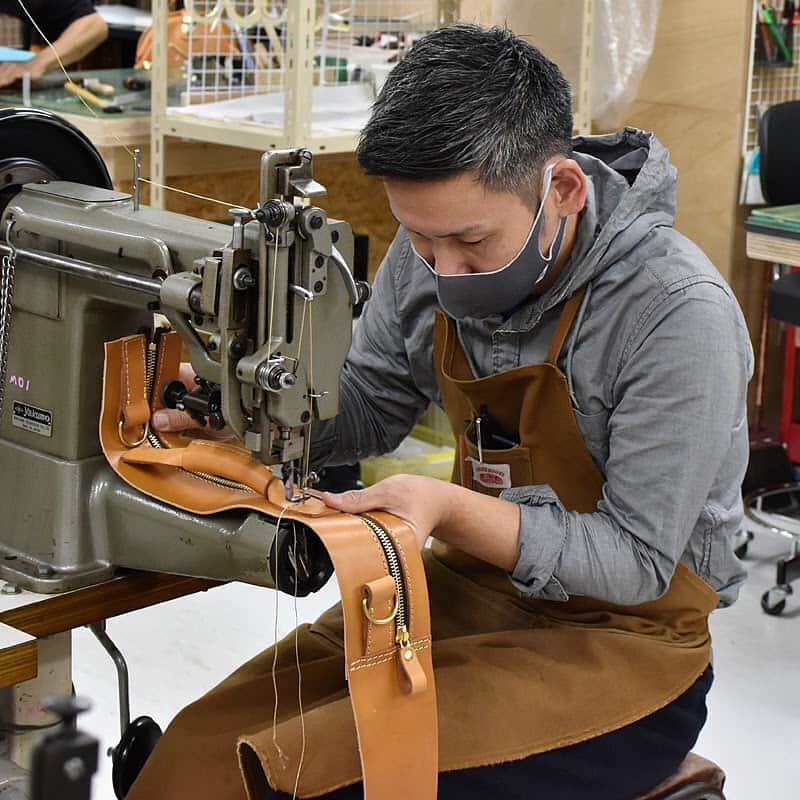 HERZ ヘルツさんのインスタグラム写真 - (HERZ ヘルツInstagram)「今日のNET工房の様子。﻿ ソフトタイプの2wayショルダービジネス(BF-1)を制作する様子を撮影しました。﻿ あっという間に取っ手の形を整えて縫い付ける作り手。﻿ テキパキと無駄なく丁寧に仕上げる、真剣な眼差しが印象的です。﻿ ﻿ #ヘルツ #革製品 #革鞄 #かばん #カバン #レザー #革 #ビジネスバッグ #革職人 #レザーバッグ #herz  #leather #madeinjapan  #handmade #factory #leathergoods #herzbag」11月10日 18時55分 - herz_bag