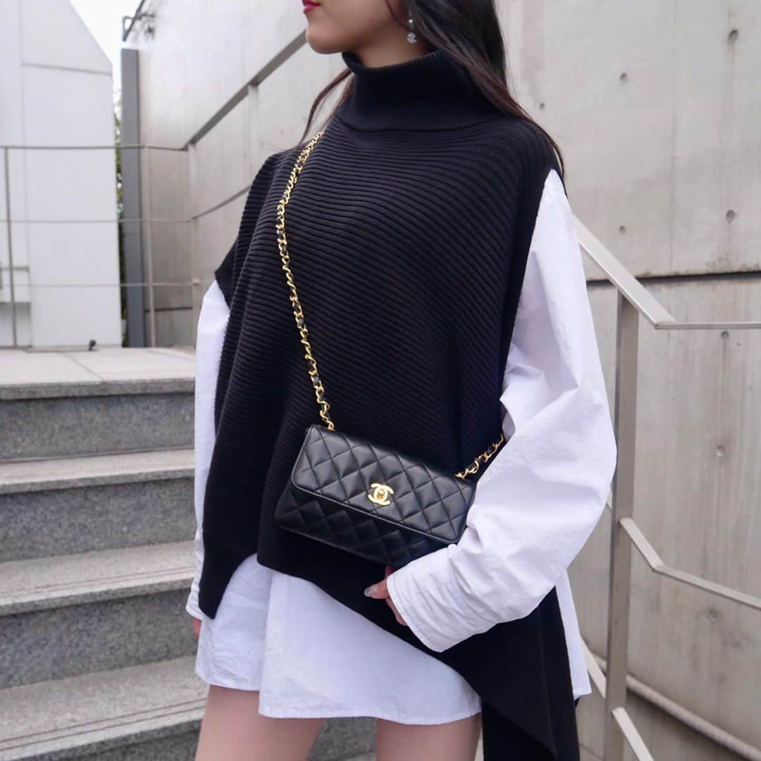 のインスタグラム：「Vintage Chanel mini chain shoulder bag.  🔍On website search for AO30975.  ✈️ Free Shipping Worldwide 📩 DM for more info ➡️ info@amorevintagetokyo.com   #AMOREvintage #AMORETOKYO #tokyo #Omotesando #Aoyama #harajuku #vintage #vintageshop #ヴィンテージ #ヴィンテージショップ #アモーレ #アモーレトーキョー #表参道 #青山 #原宿#東京 #chanel #chanelvintage #vintagechanel #ヴィンテージ #シャネル #ヴィンテージシャネル #シャネルヴィンテージ #amoreomotesando #アモーレ表参道」